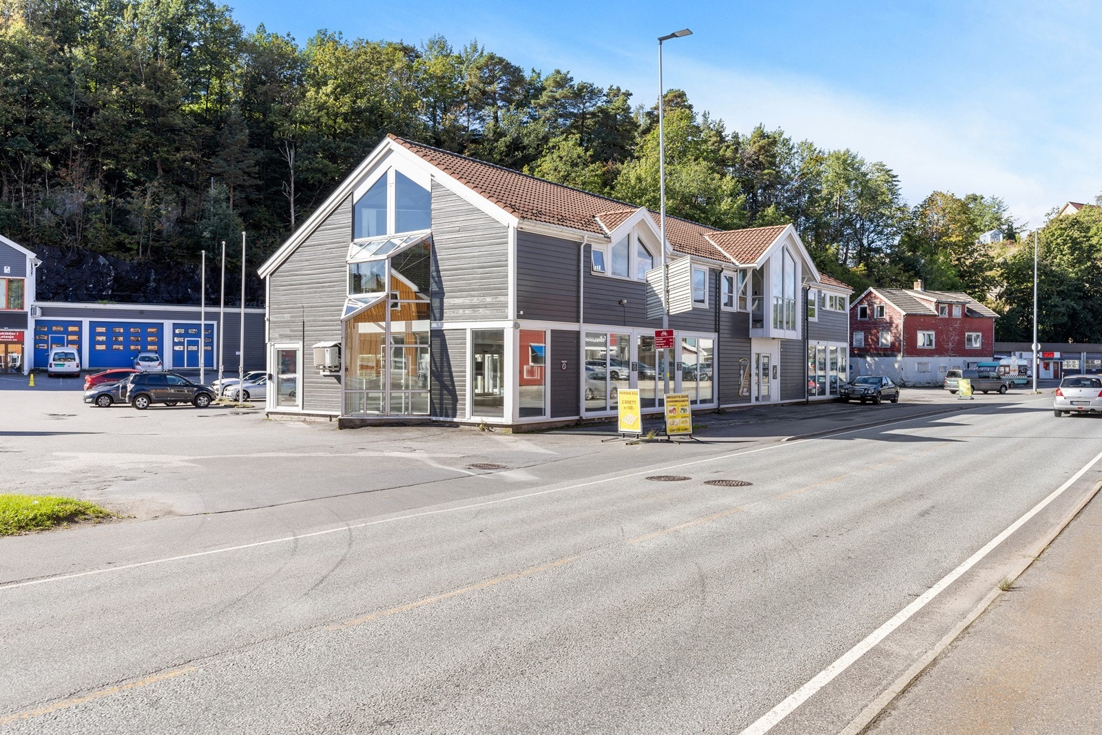 Meget god eksponering mot hovedveien som er hovedfartsåren mellom Arendal sentrum og Stoa Industriområde. Galleribilde