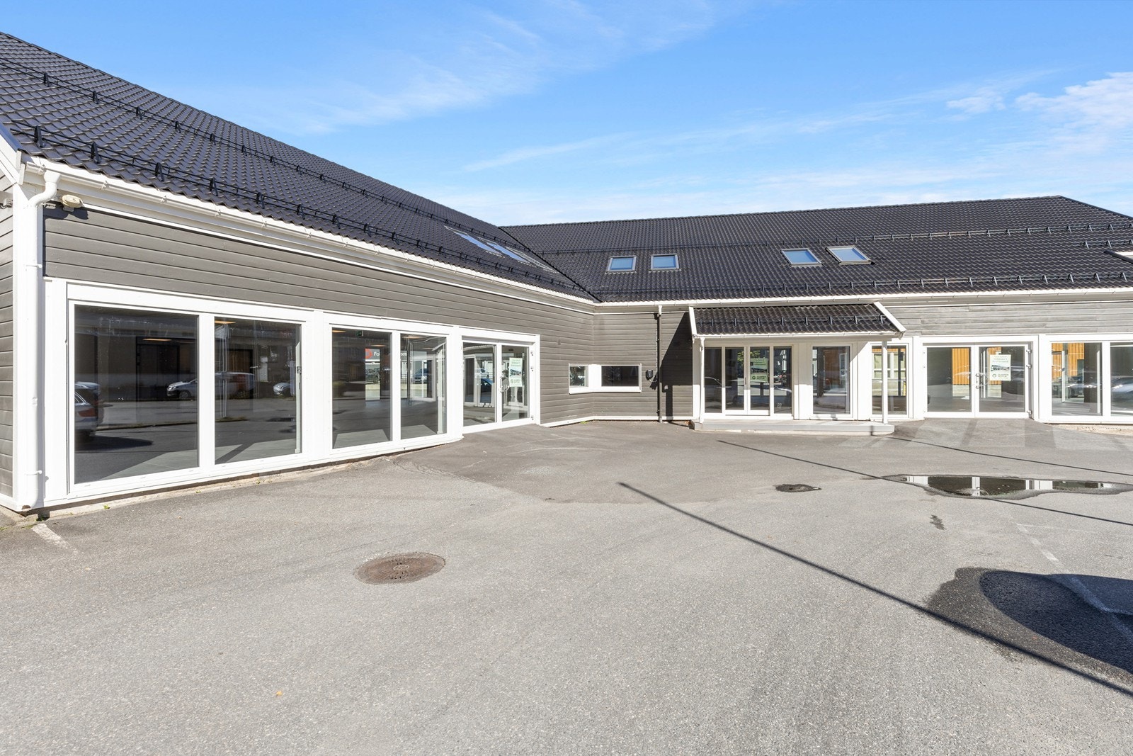 Butikk/utstillingslokalene er helt nyoppusset og er på 617 m2 + verksted. Galleribilde