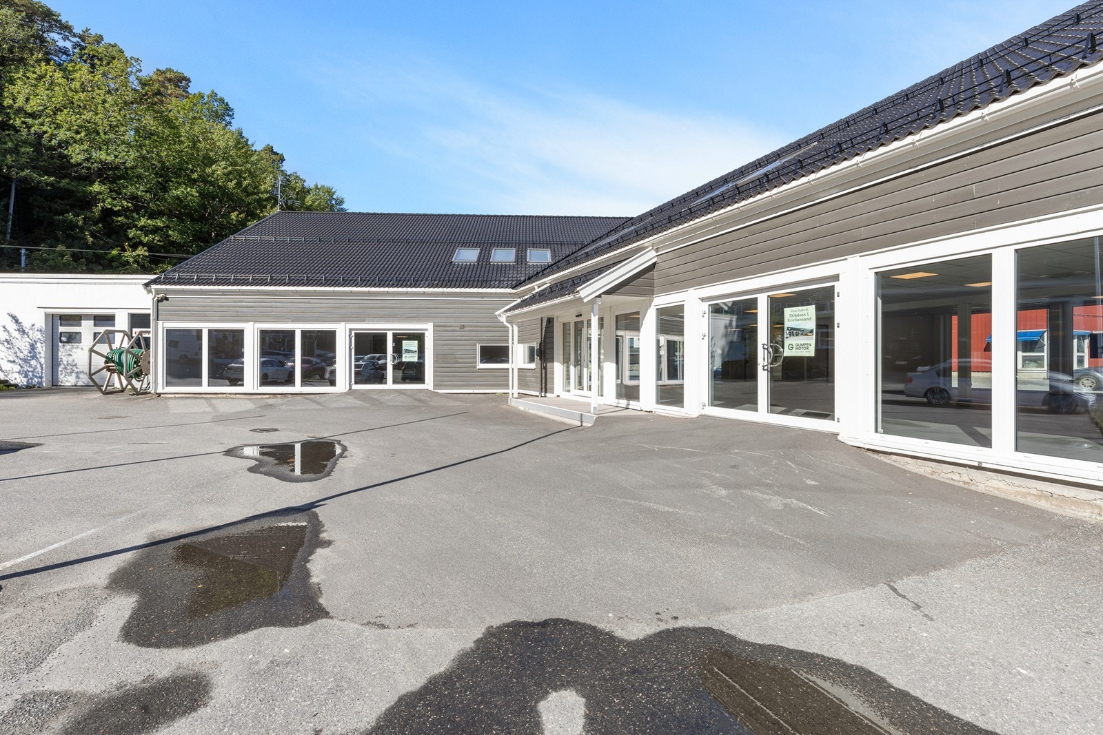 Godt med parkeringsplasser utenfor. Galleribilde