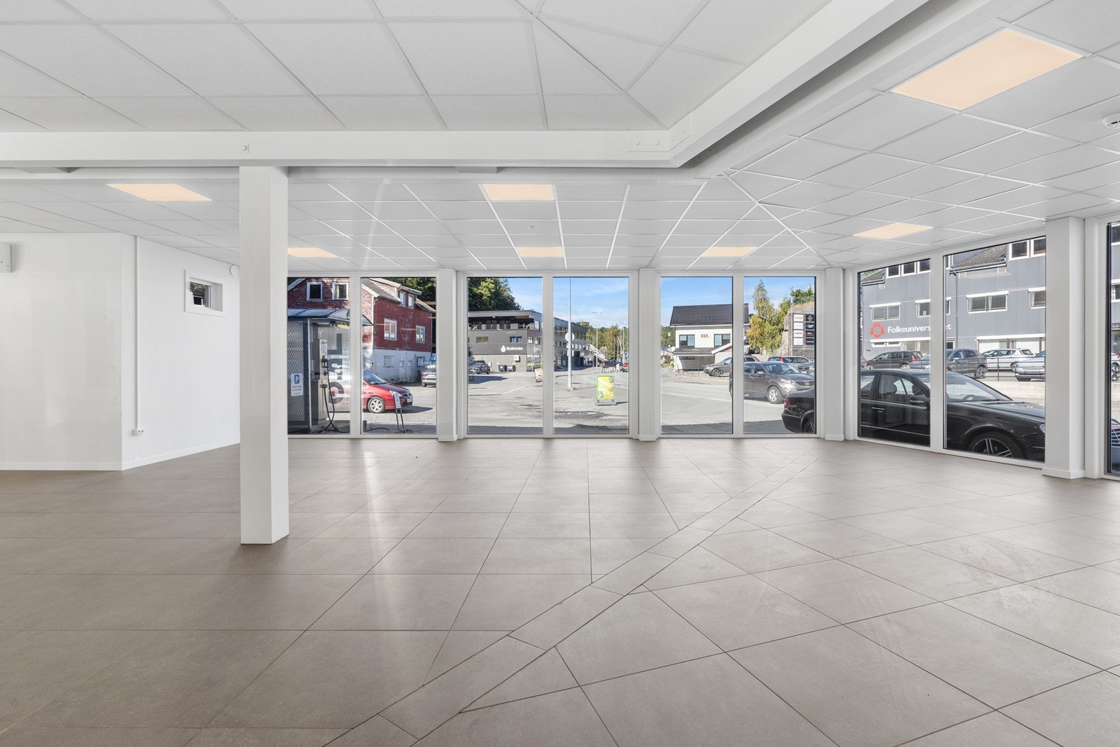 Flotte nye renoverte butikk/utstillingslokaler med store utstillingsvinduer mot hovedveien. Galleribilde