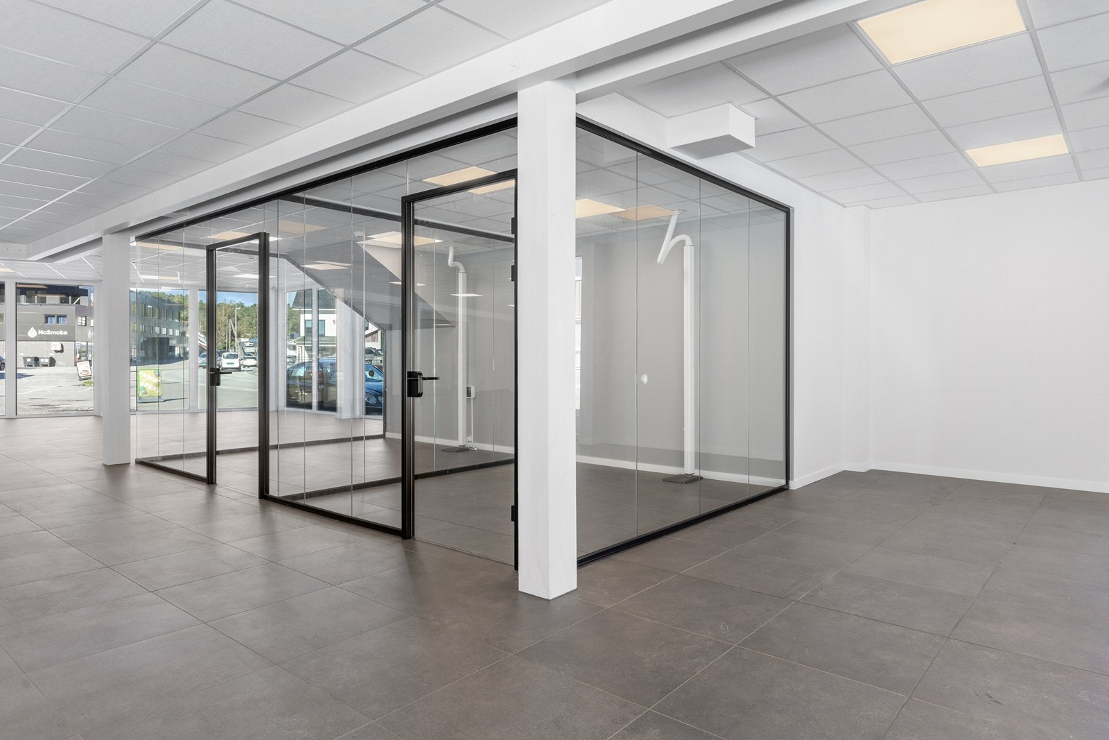 Flotte nye renoverte butikk/utstillingslokaler her med kontorer. Galleribilde