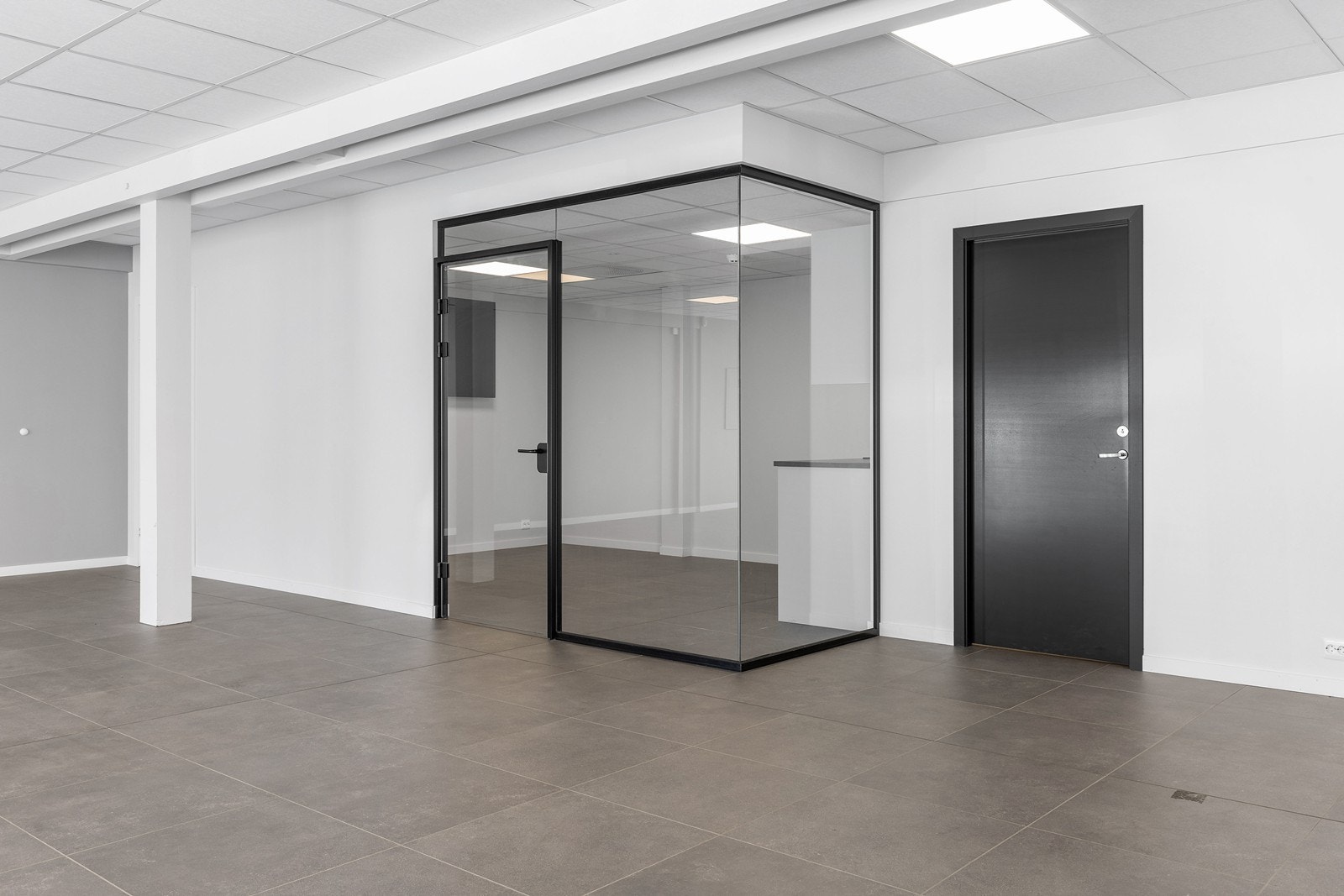 Flotte nye renoverte butikk/utstillingslokaler. Her med spiserom/kjøkken. Galleribilde