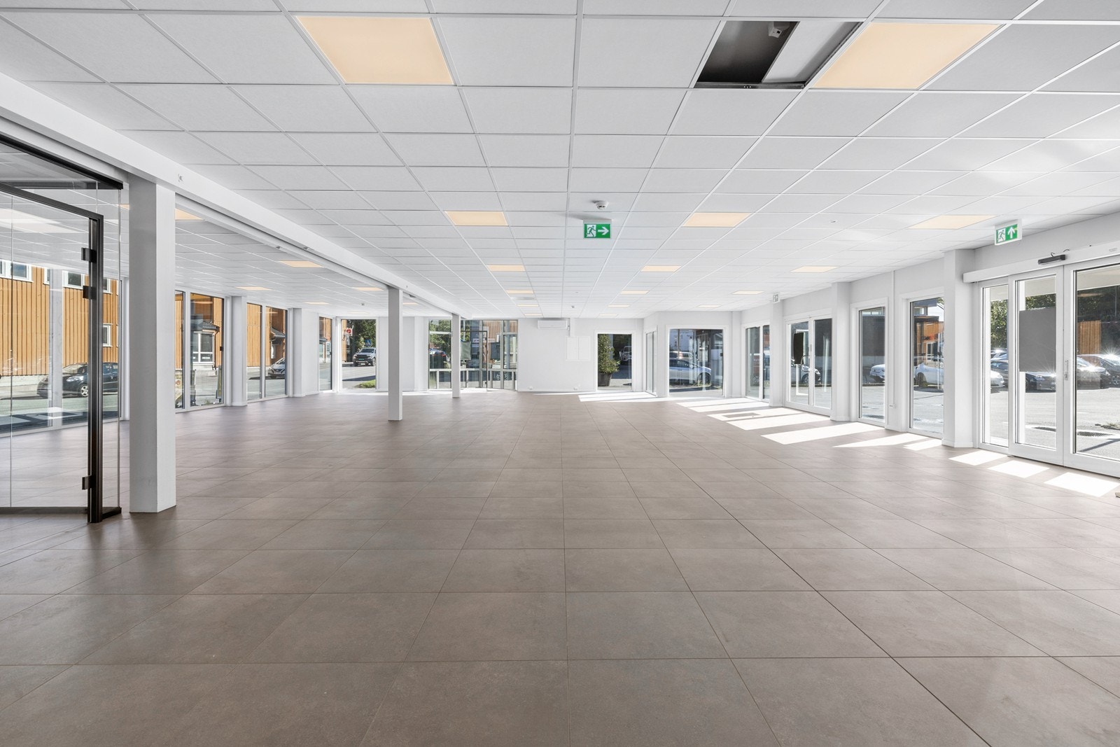 Flotte nye renoverte butikk/utstillingslokaler. Galleribilde