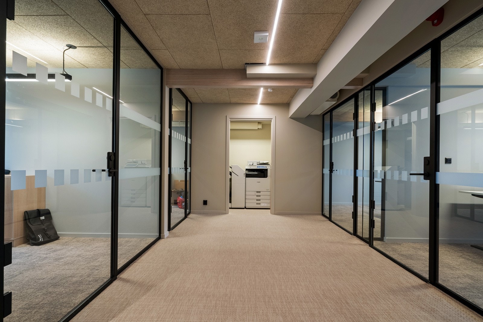 Bygget har ventilasjonsanlegg med grunnoppvarming, og er tilrettelagt med moderne belysning, systemhimlinger og gode tekniske rom. Galleribilde