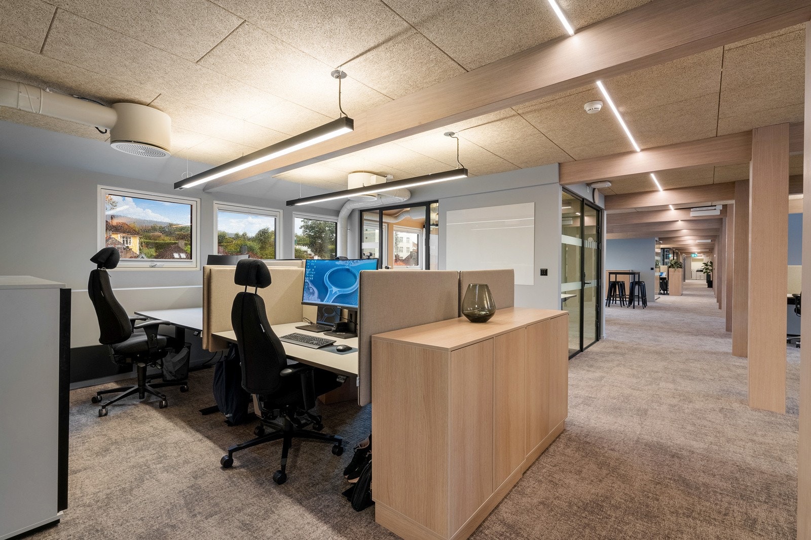 Arealet består av en funksjonell kombinasjon av åpne arbeidsplasser, møterom, sosiale soner og cellekontorer. Galleribilde