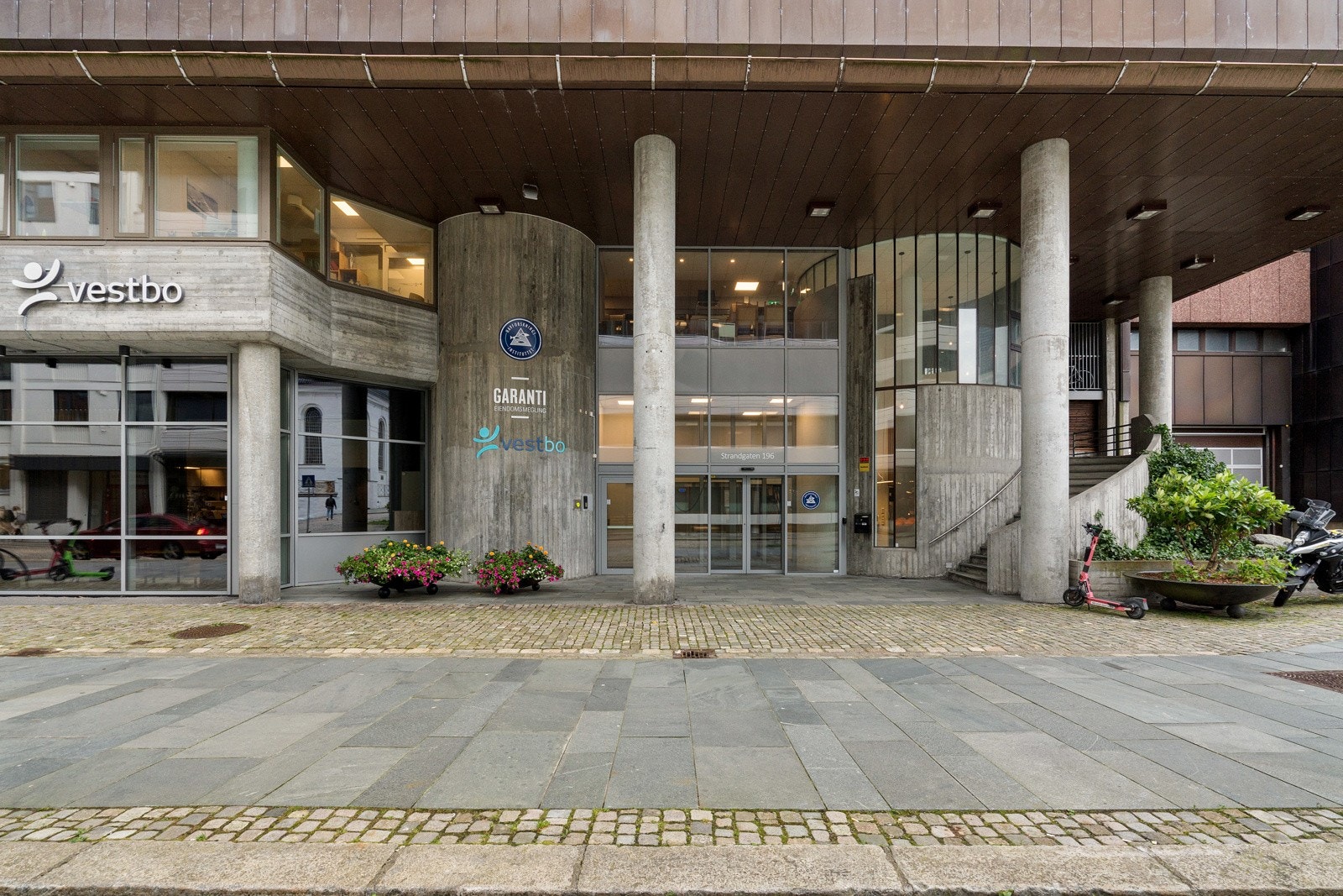 Representativ hovedinngang mot Strandgaten. Galleribilde