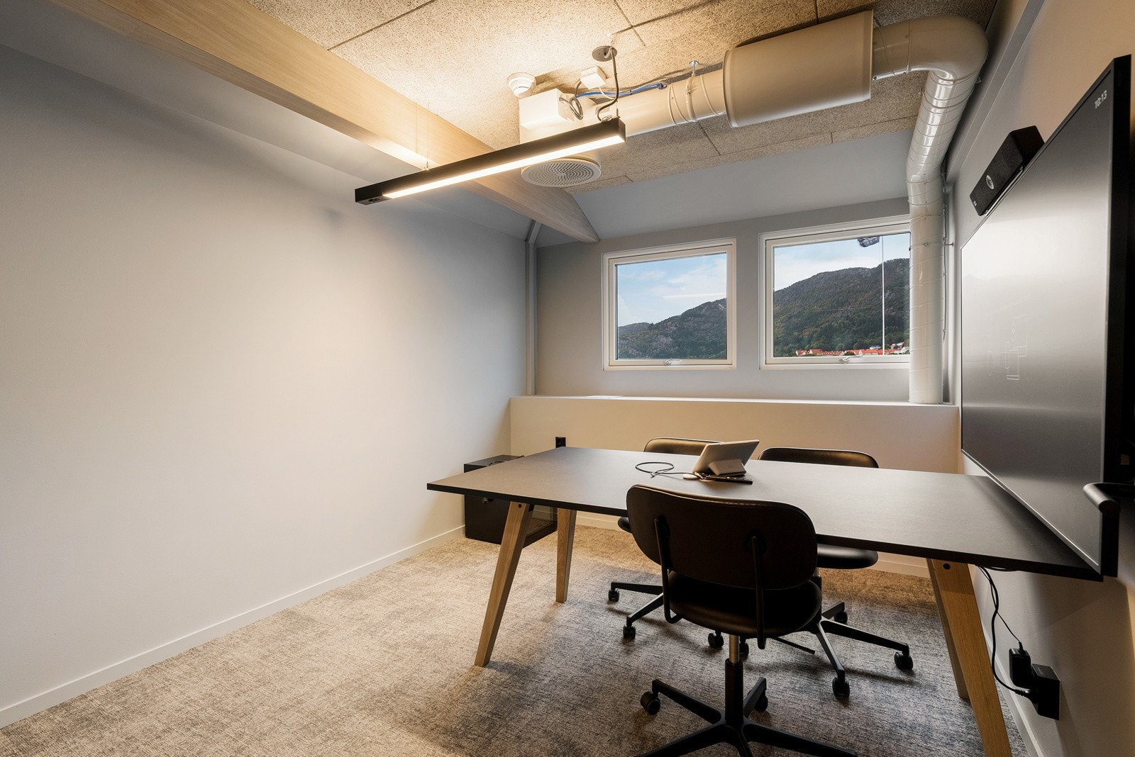 Arealet består av en funksjonell kombinasjon av åpne arbeidsplasser, møterom, sosiale soner og cellekontorer. Galleribilde