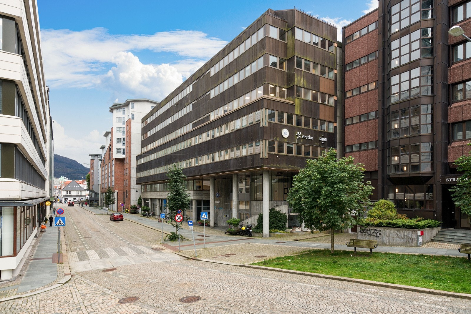 Strandgaten 196 har en svært sentral plassering i Bergen sentrum, med nærhet til kollektivtransport, handel, restauranter og servicetilbud. Galleribilde
