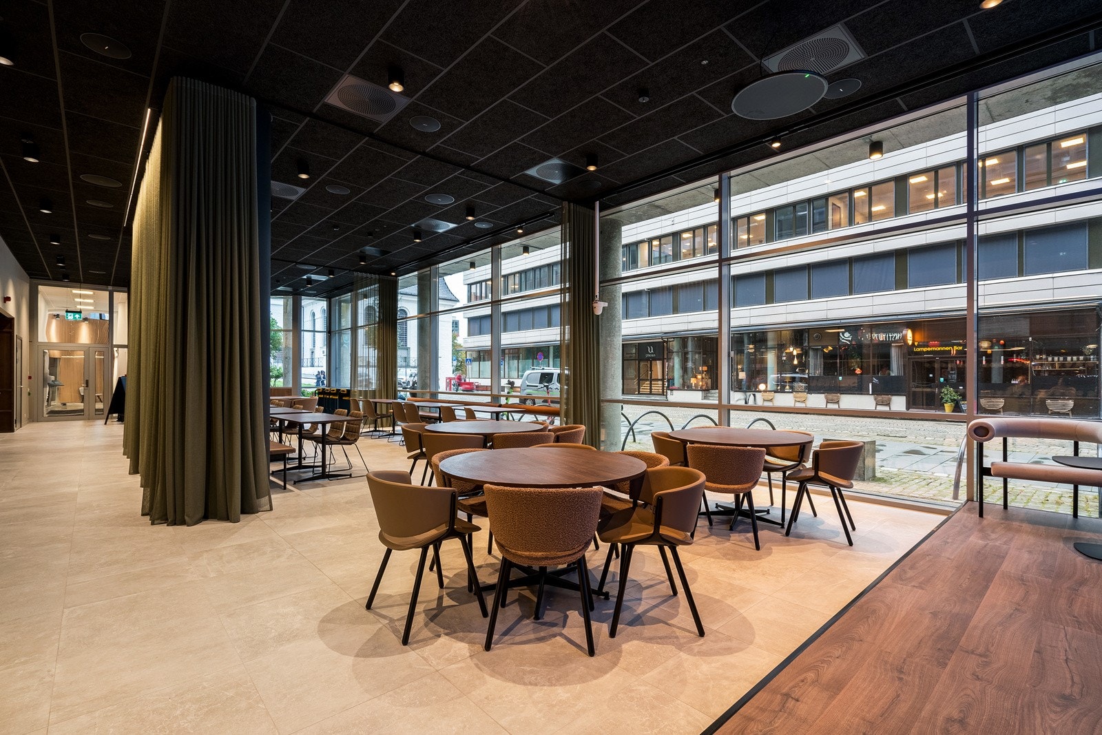 Det er møterom og gode fasiliteter i kantinen. Galleribilde