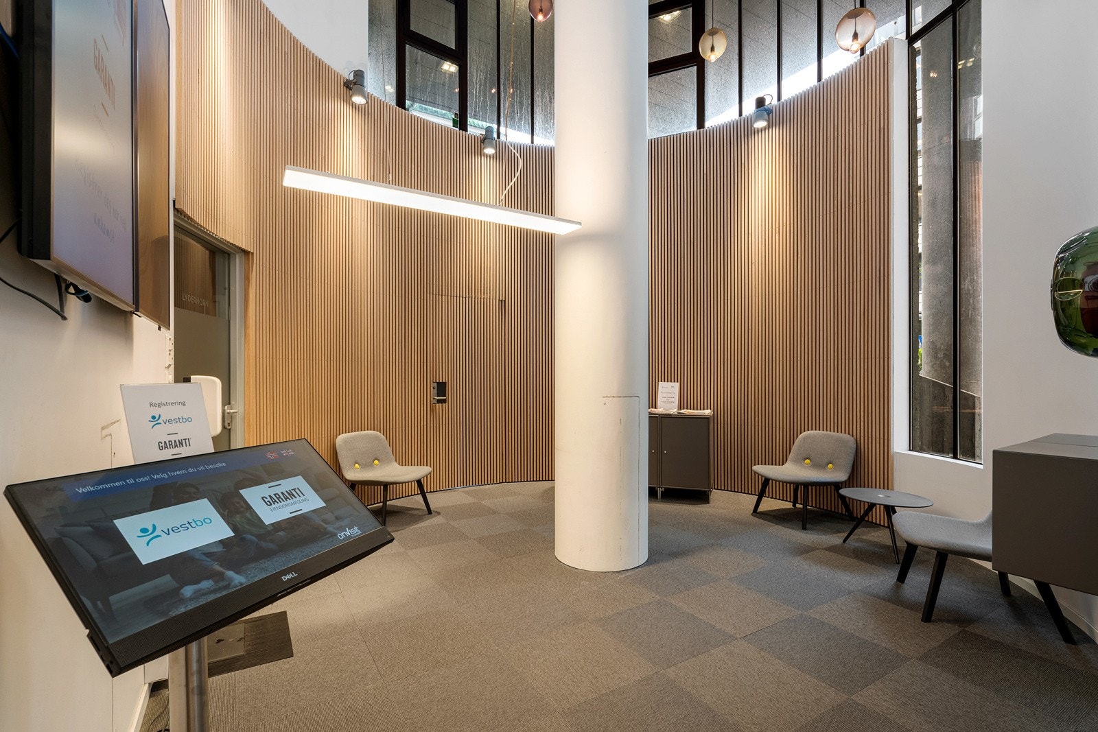 Flott inngangsparti i Strandgaten 196. Galleribilde