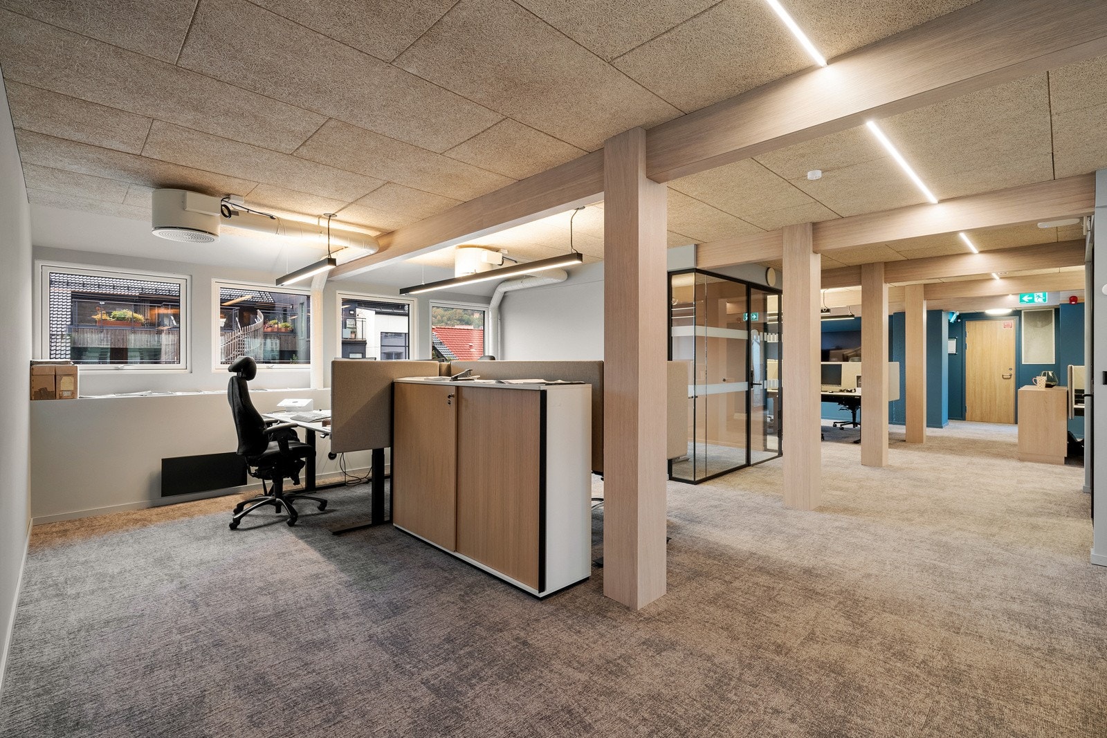 Arealet består av en funksjonell kombinasjon av åpne arbeidsplasser, møterom, sosiale soner og cellekontorer. Galleribilde