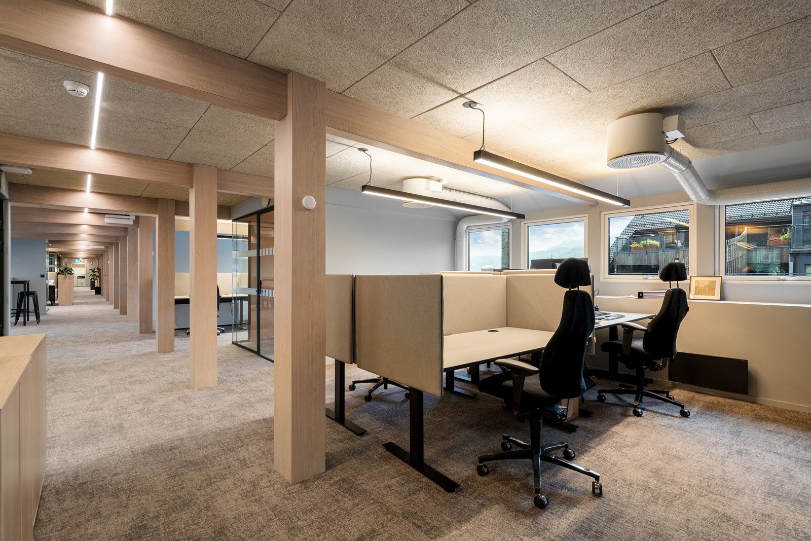 Arealet består av en funksjonell kombinasjon av åpne arbeidsplasser, møterom, sosiale soner og cellekontorer. Galleribilde