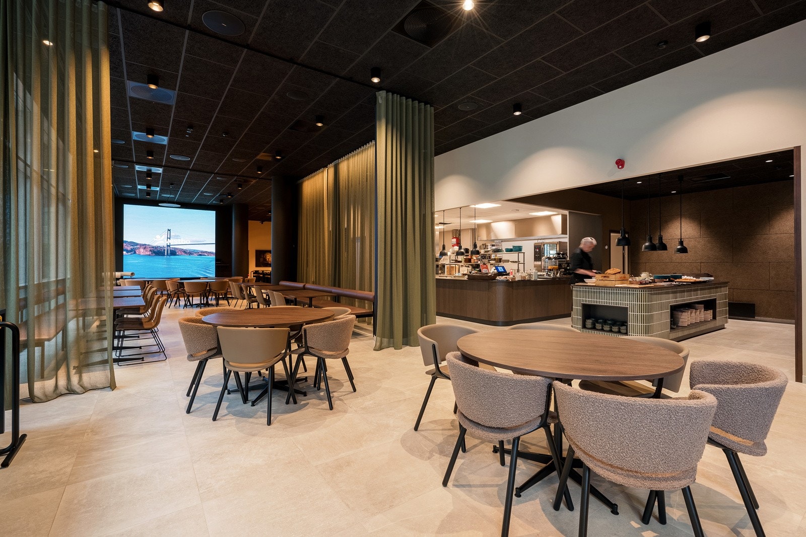 Leietaker får tilgang til byggets felles kantine, som driftes av MatGal. Galleribilde