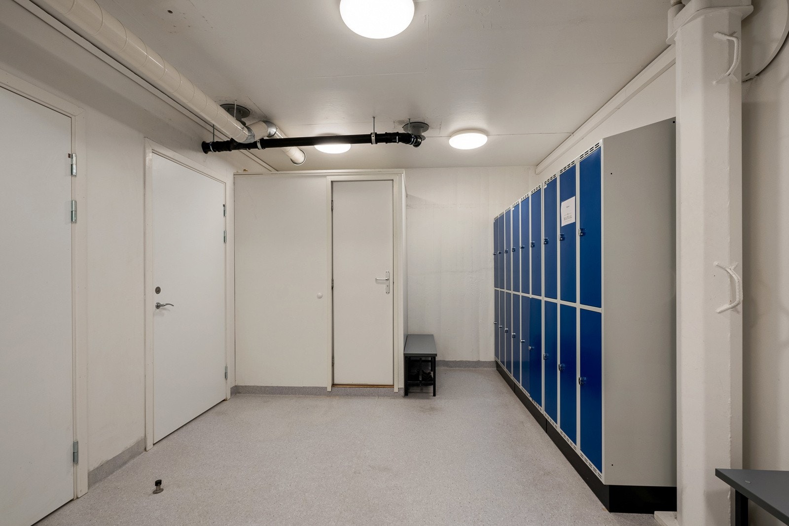 Garderobefasiliteter. Galleribilde