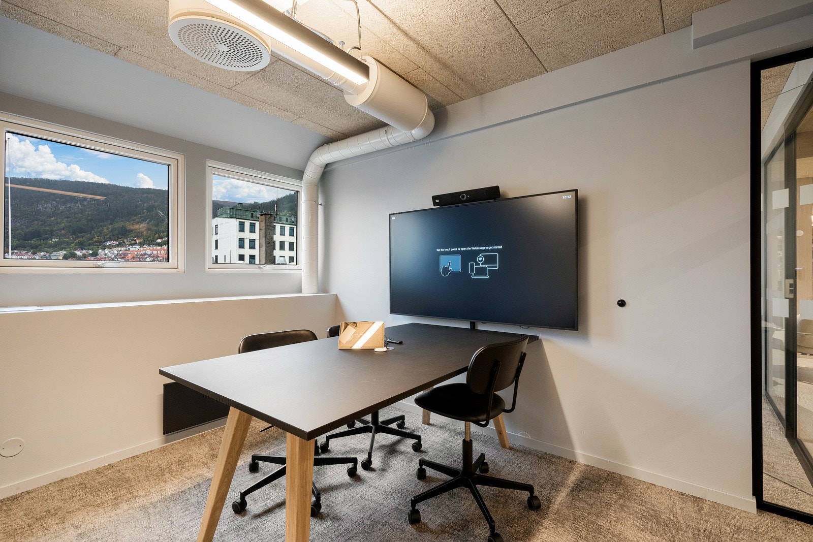 Arealet består av en funksjonell kombinasjon av åpne arbeidsplasser, møterom, sosiale soner og cellekontorer. Galleribilde