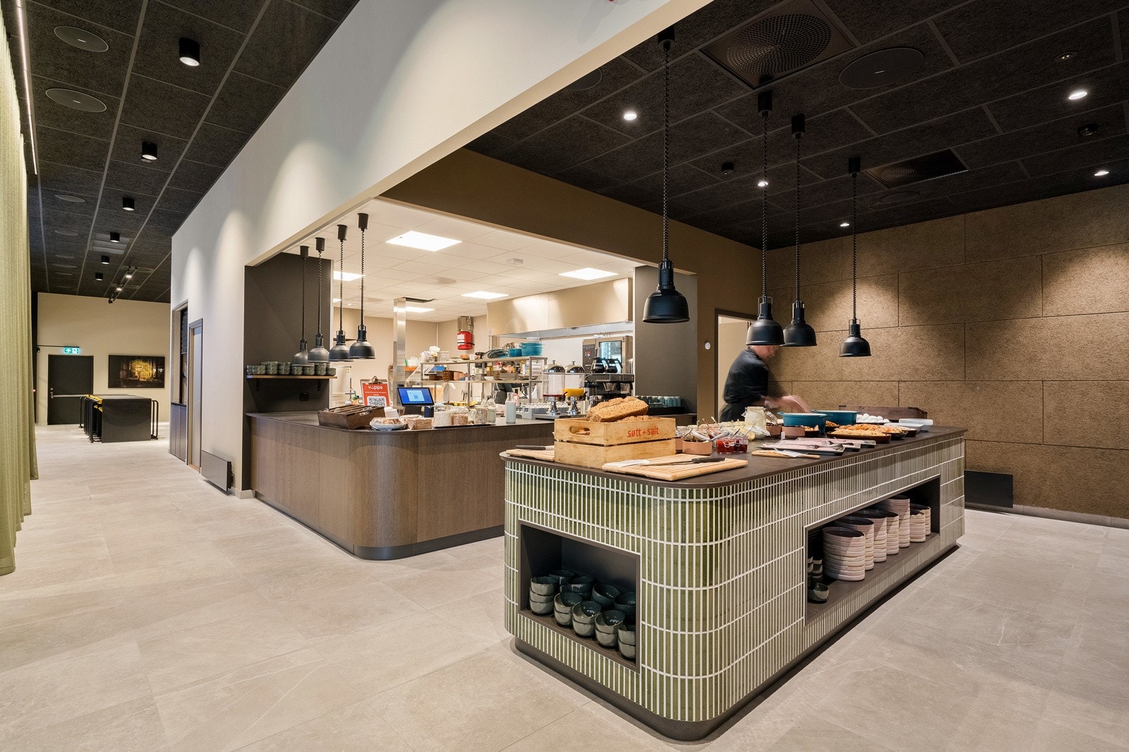 Dette gir ansatte en enkel og sosial lunsjløsning rett i bygget. Galleribilde