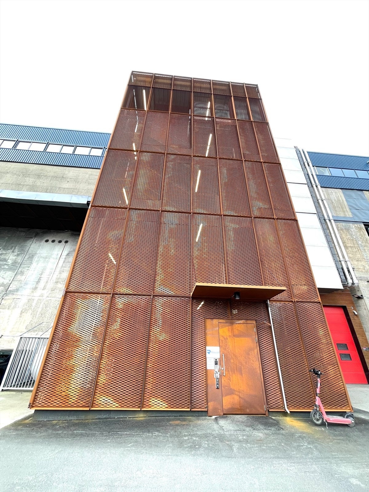 Inngangsparti. Heiser er bygget utenpå bygningen. Galleribilde