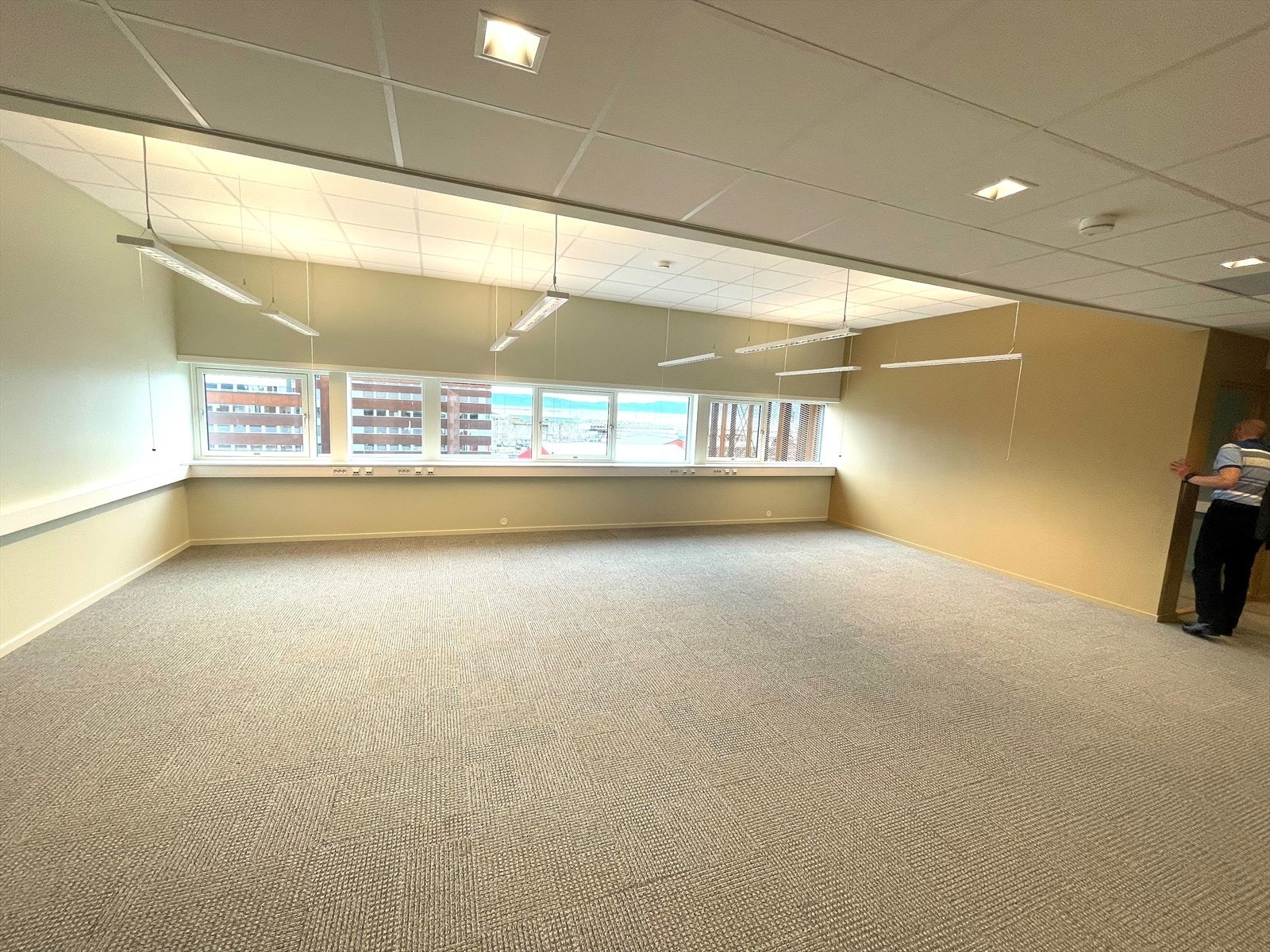 Åpent ledig areal med et cellekontor og møterom. Galleribilde