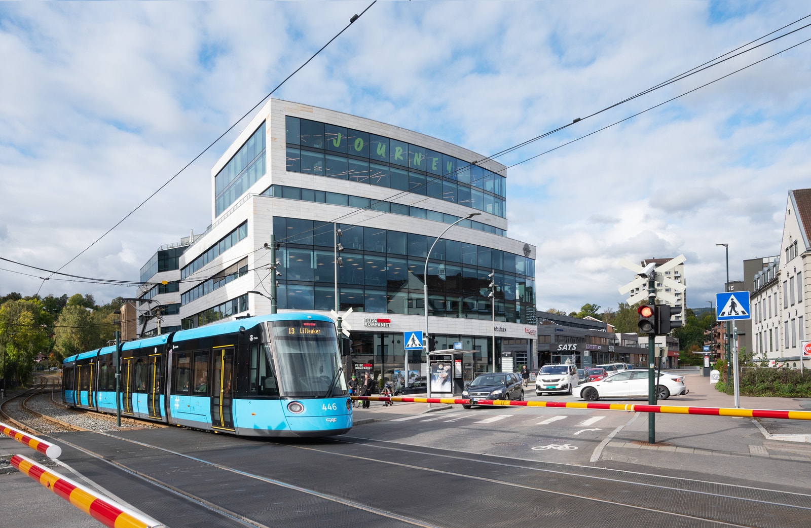 Rett ved trikkeholdeplassen på Hoff Galleribilde
