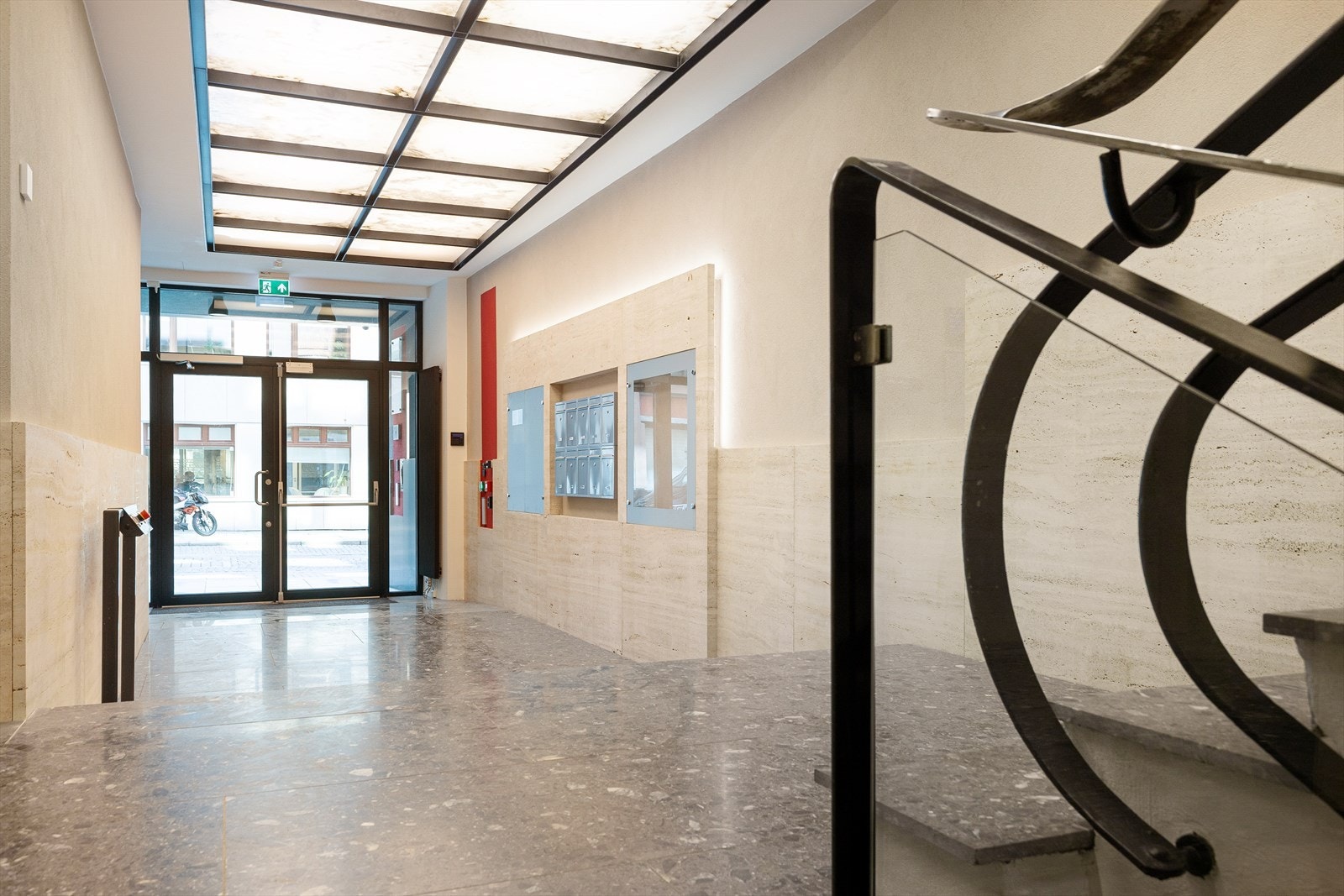 Inngangsparti med klassike detaljer fra byggeåret Galleribilde