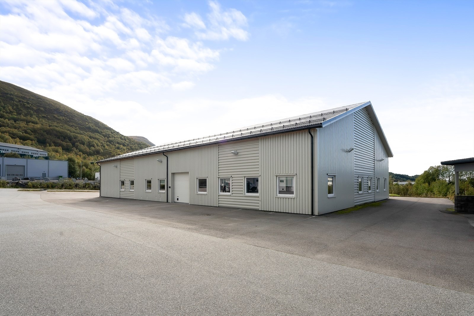 039_Østsida av bygget med oppmerkedet parkeringsplasser bla..jpg Galleribilde