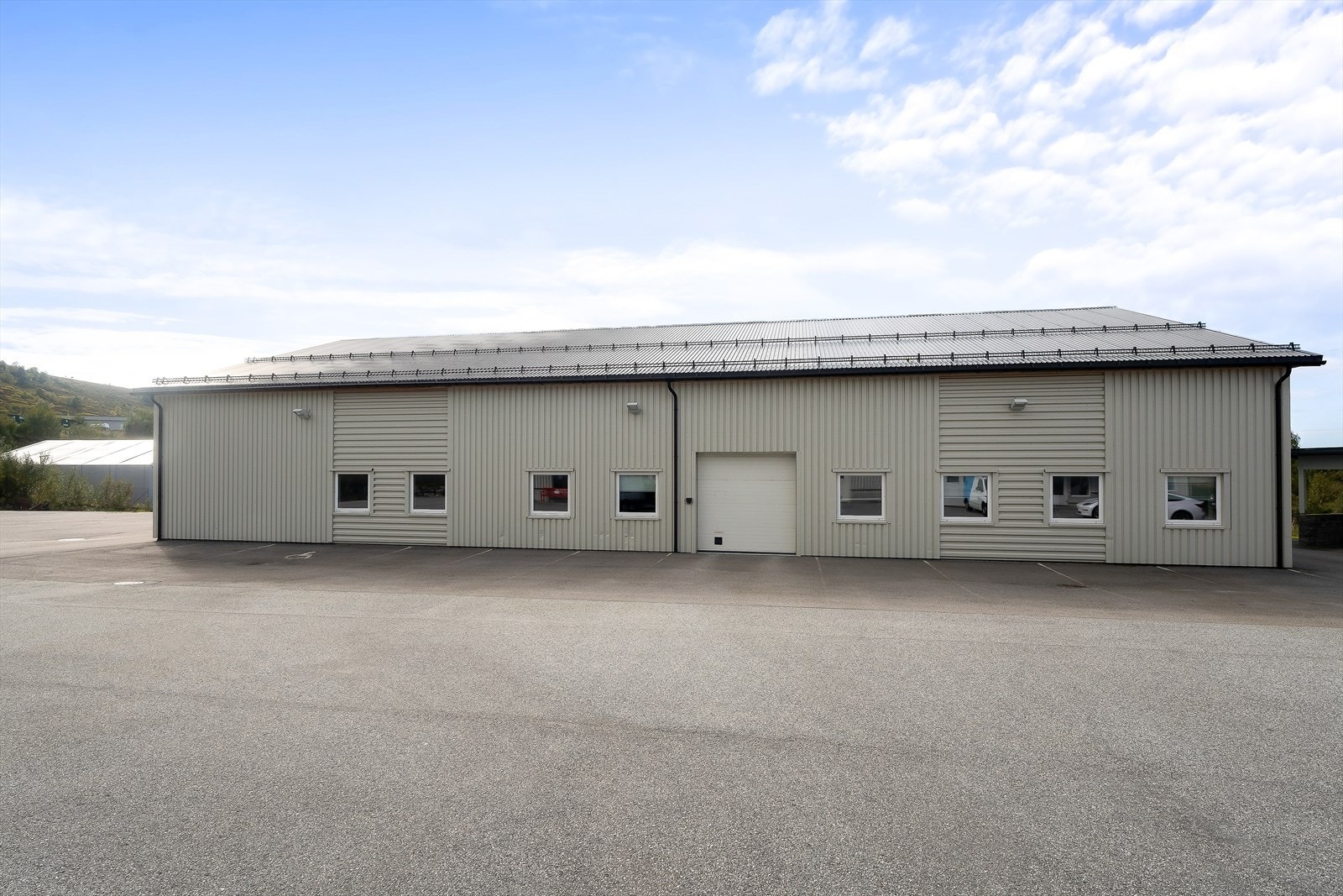 037_Østsida av bygget med kjøreport.jpg Galleribilde