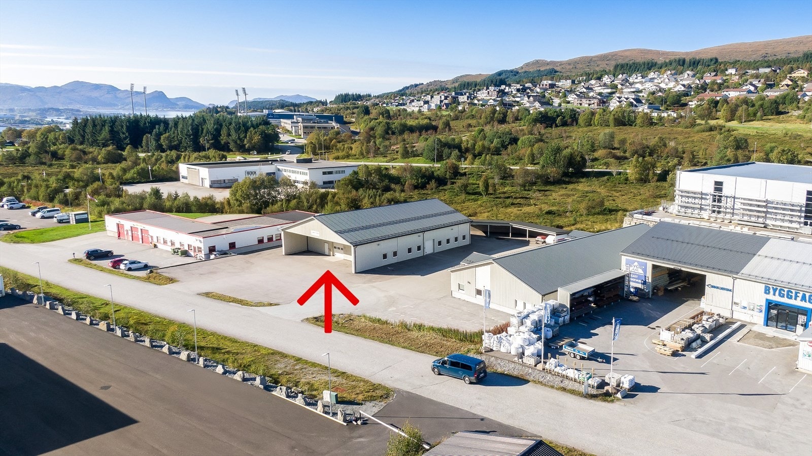 005_Innkøyring til eigedomen.jpg Galleribilde