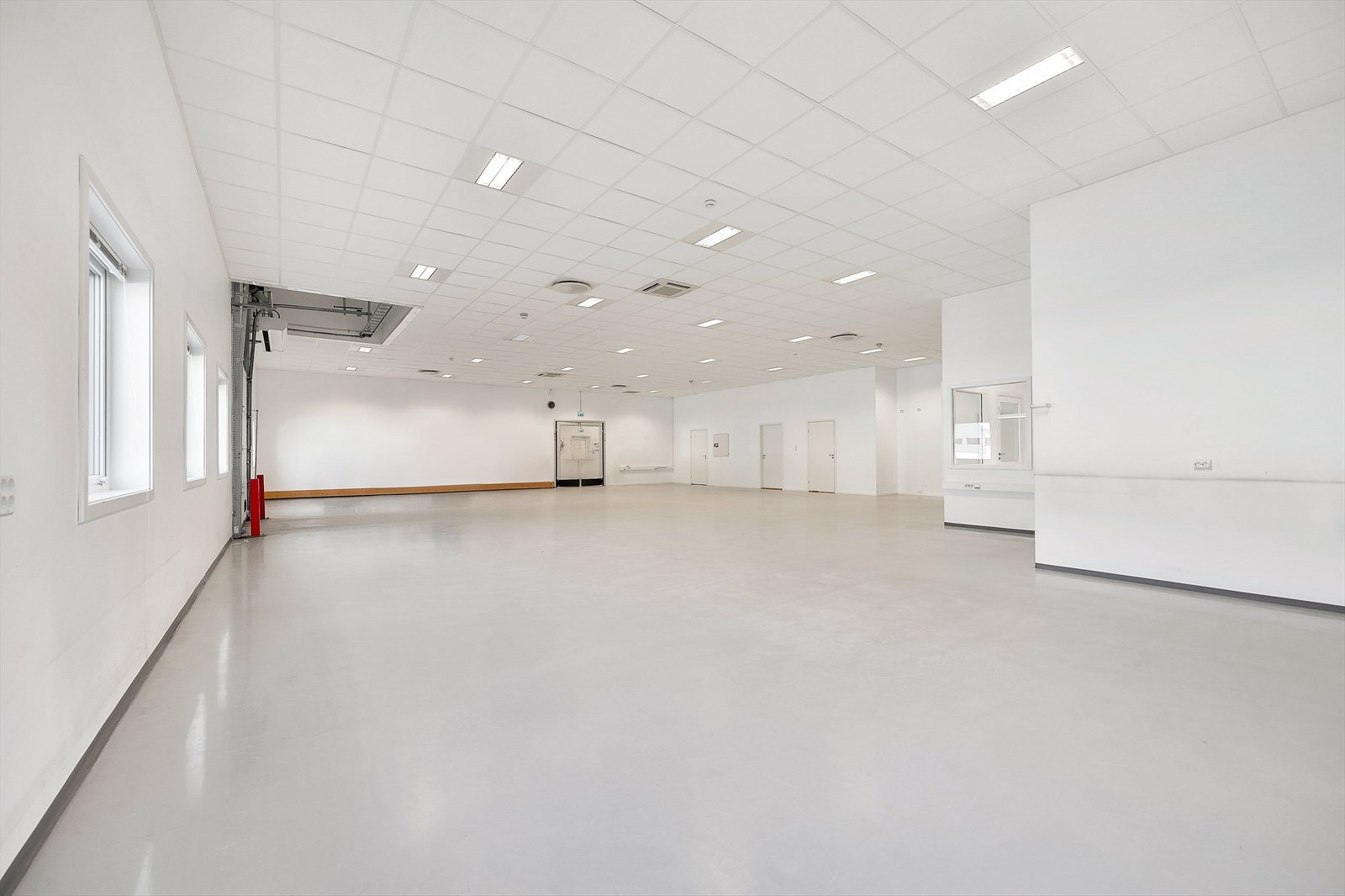 013_Produksjonshall mot kontorer, garderober og toaletter.jpg Galleribilde