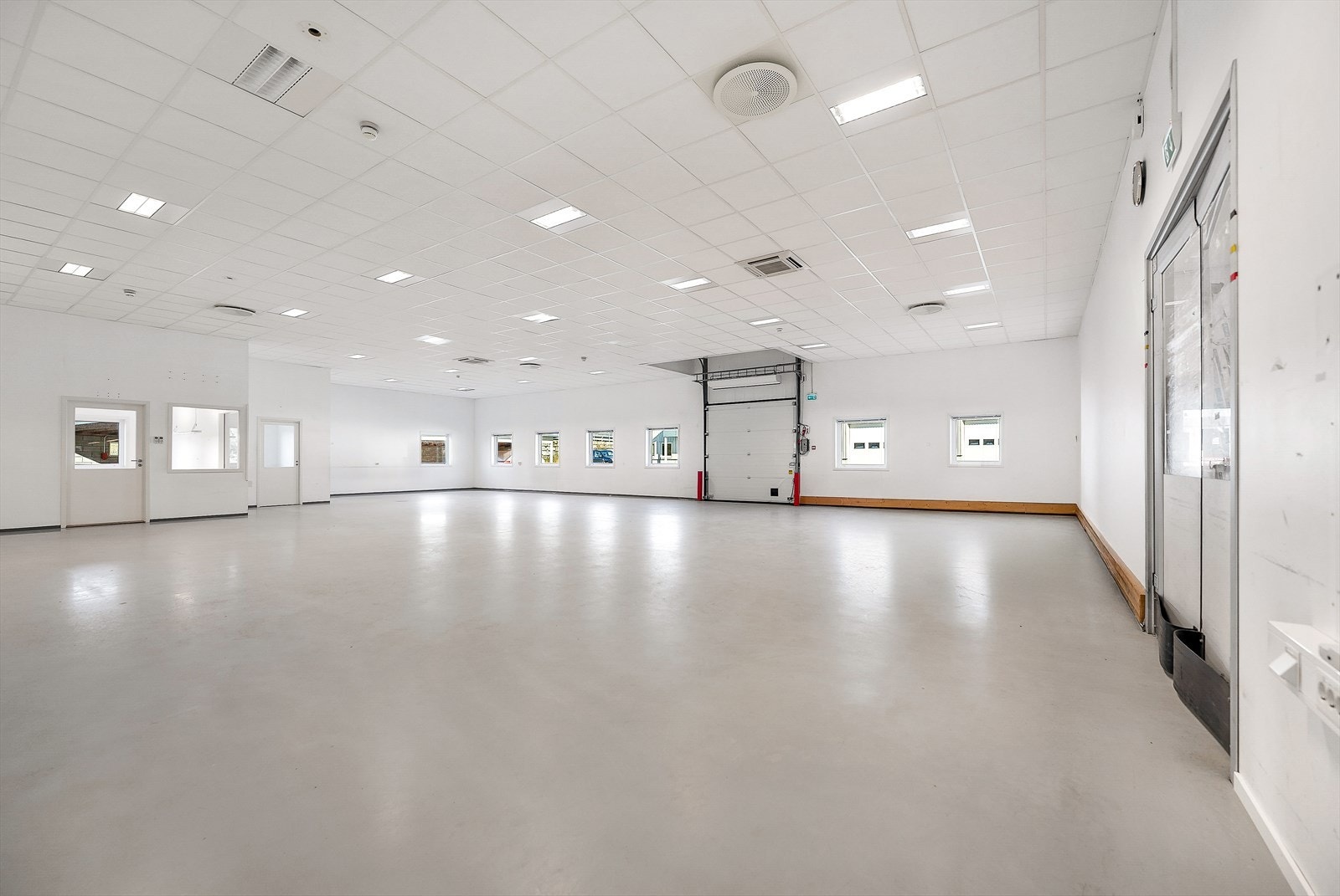 012_Kjørport inn til produksjonshall på østsida av bygget.jpg Galleribilde