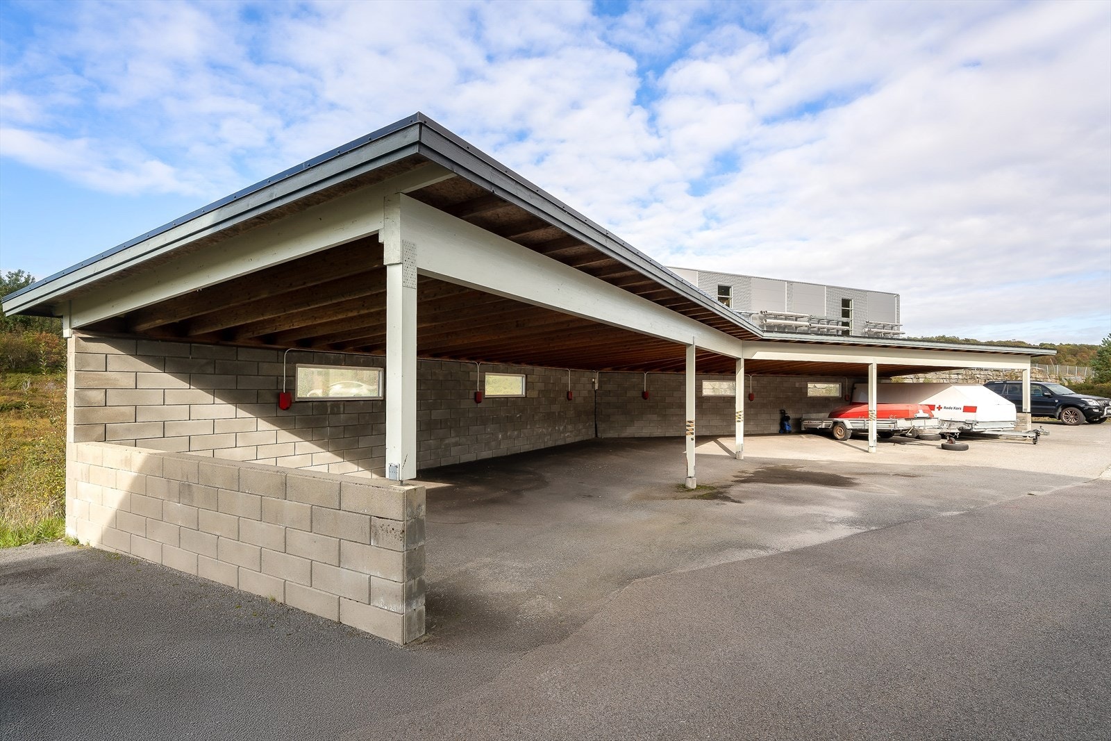 007_Carportanlegg bak bygget med el.billaddere.jpg Galleribilde