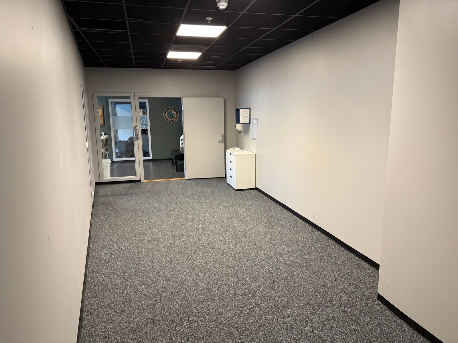 Bilde fra innerst i lokalet. Galleribilde