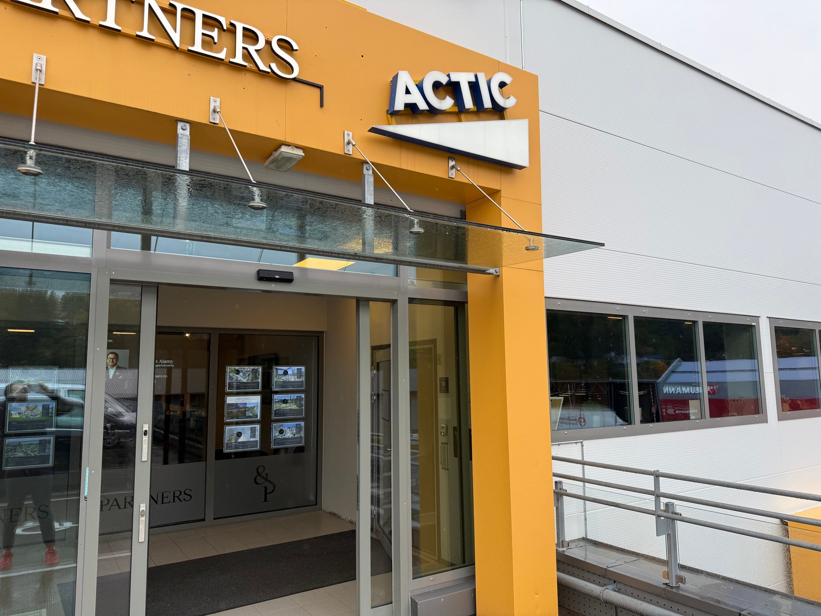 Utgangsdør fra parkeringsområdet. Galleribilde