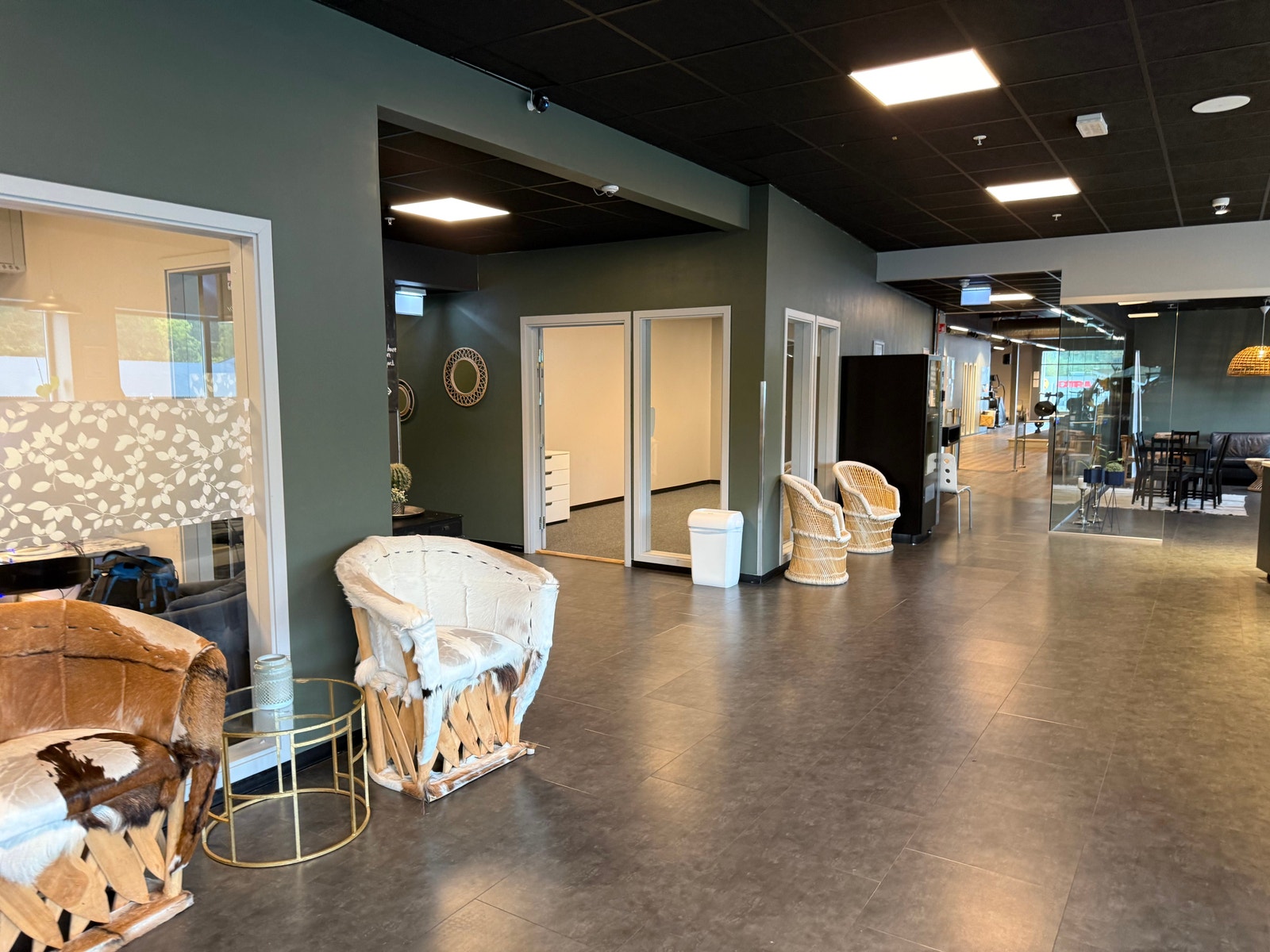 Fellesareal hos ACTIC med bilde av inngangsdør til kontor. Flotte lokaler og kunne dele! Galleribilde