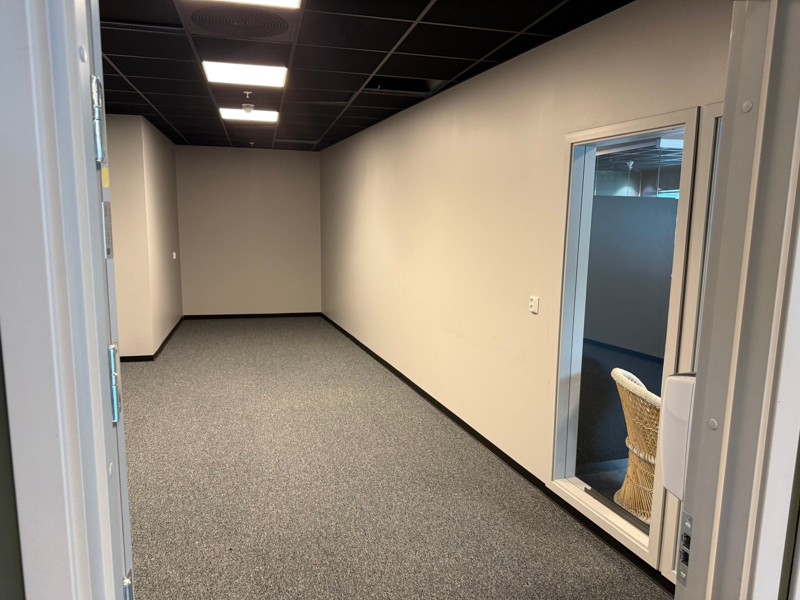 Med noen vinduer ut mot resepsjon / fellesareael. Galleribilde