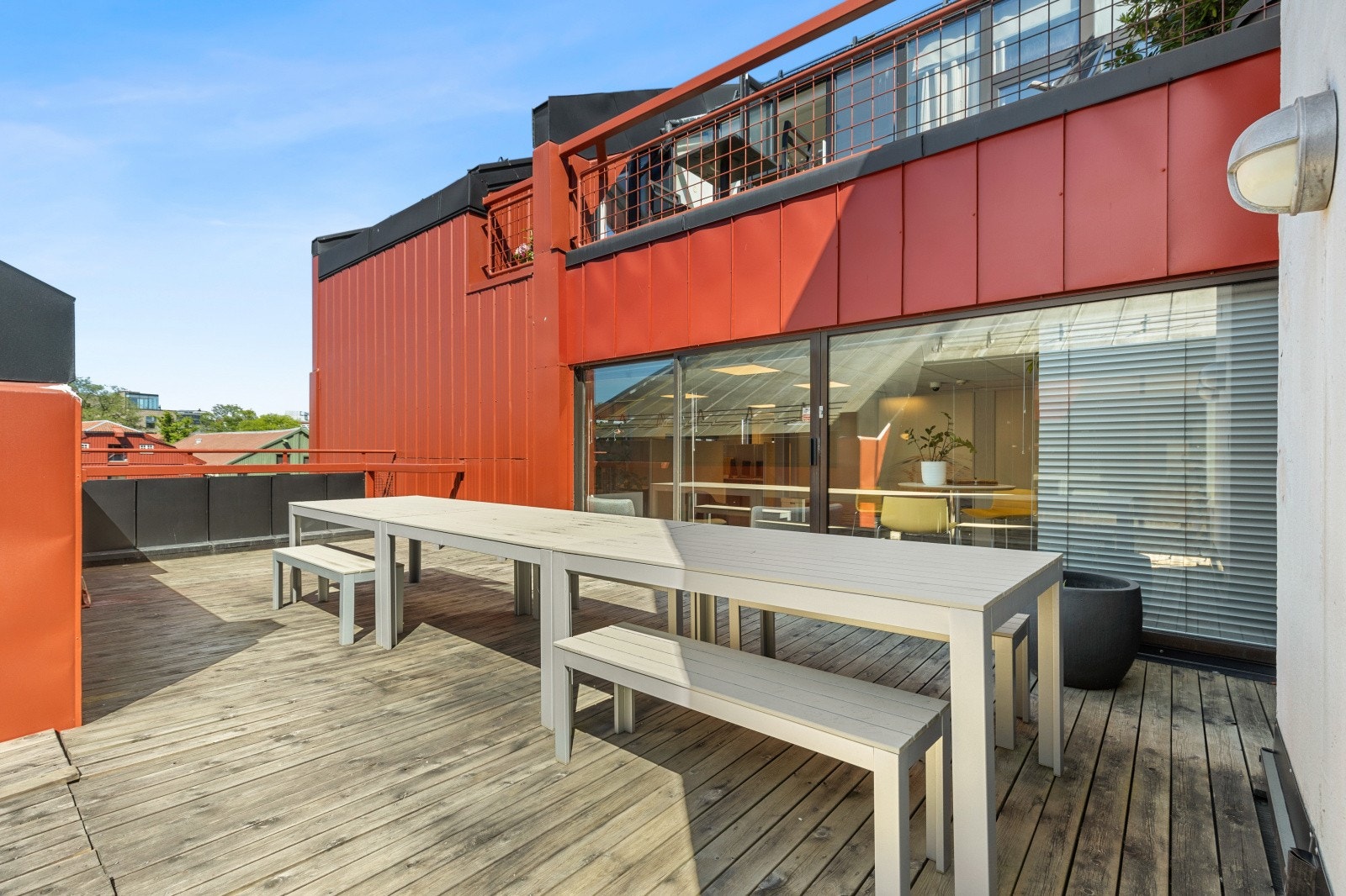 Fjerde etasje: Utgang til en herlig takterrasse fra lokalene. Galleribilde