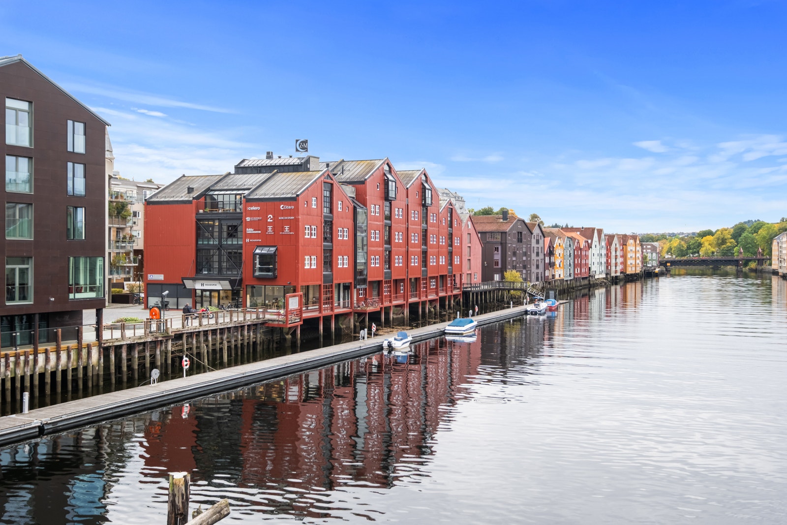 Brygga ligger svært sentralt – rett ved Bakke bru og Scandic Bakklandet, med kort vei til både sentrum og Solsiden. Galleribilde