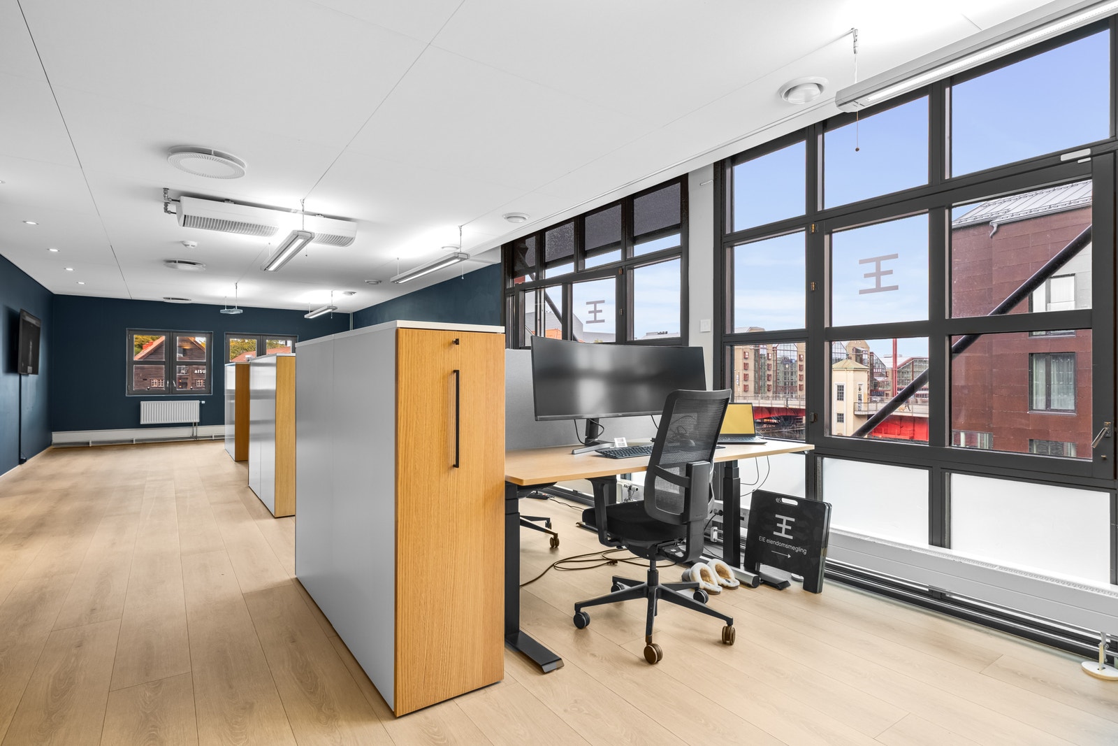 Tredje etasje: Lokalet har en kombinasjon av arbeidsplasser i landskap og på enkeltkontorer. Galleribilde