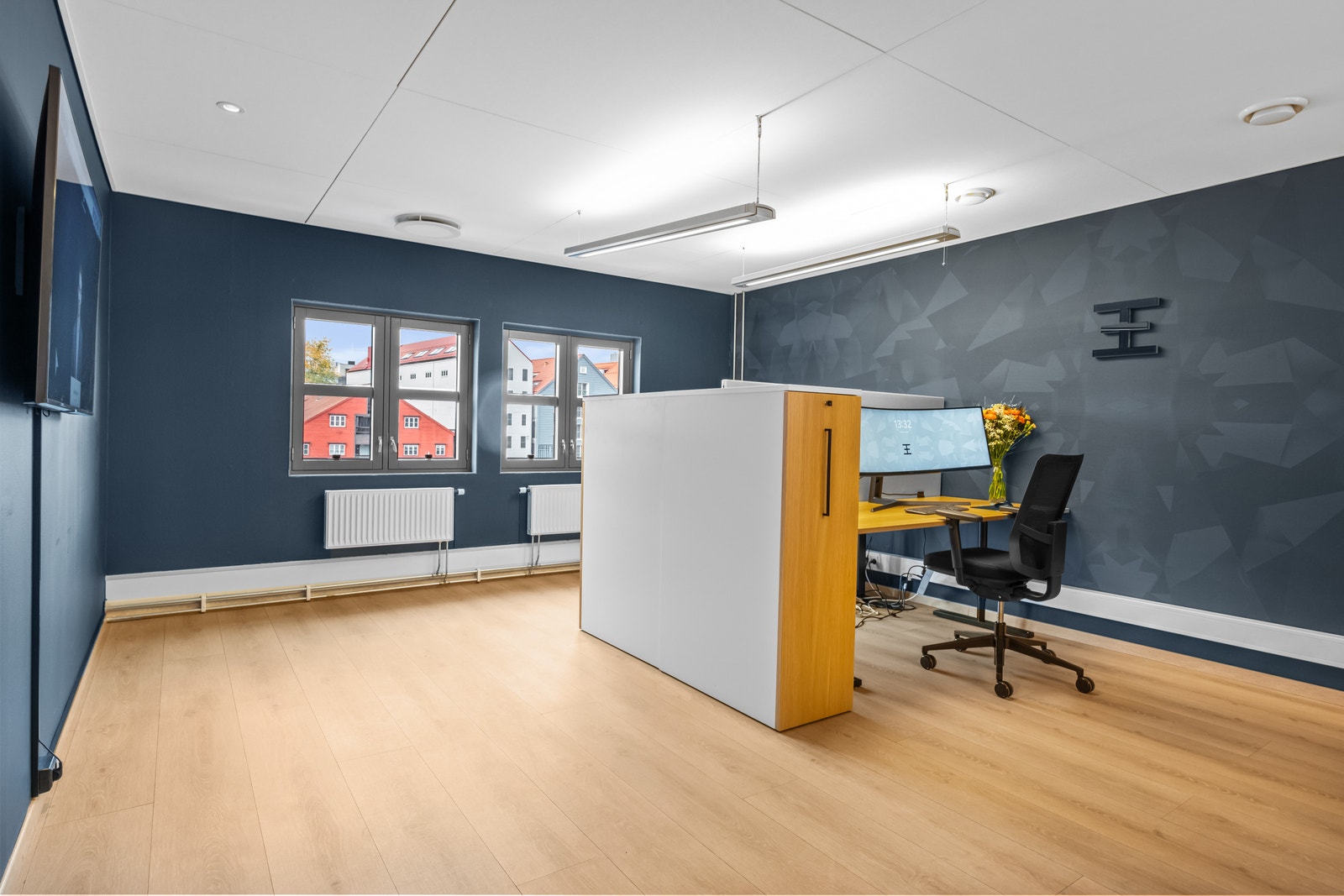 Tredje etasje: Lokalet har en kombinasjon av arbeidsplasser i landskap og på enkeltkontorer. Galleribilde