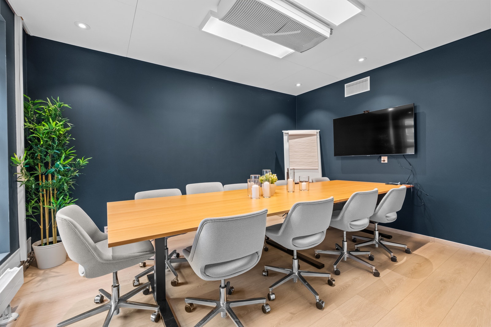 Tredje etasje: Fleksible møteromsløsninger – fra mindre teamrom til større møterom. Galleribilde