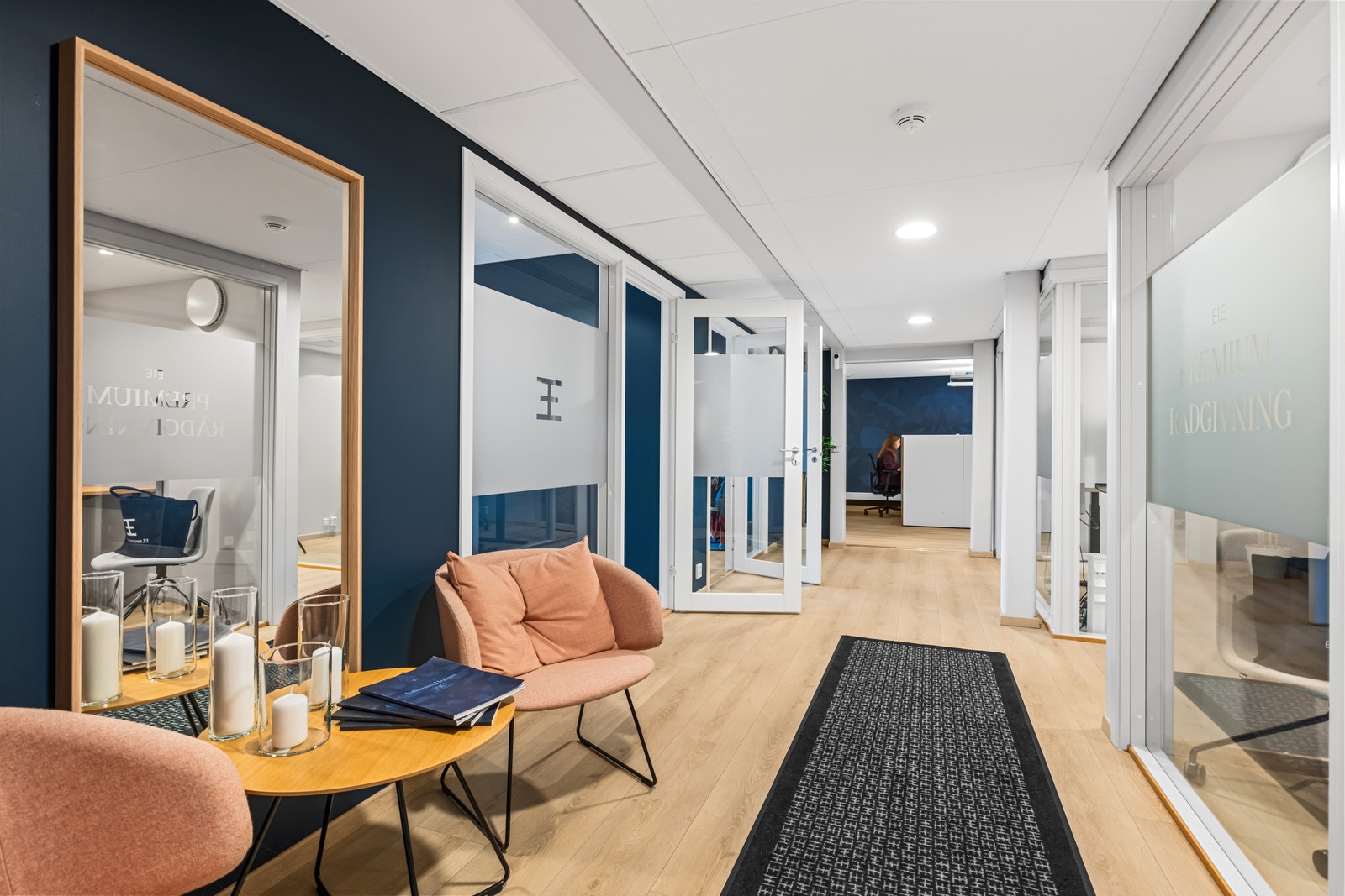 Tredje etasje: Innbydende entré til kontoret. Galleribilde