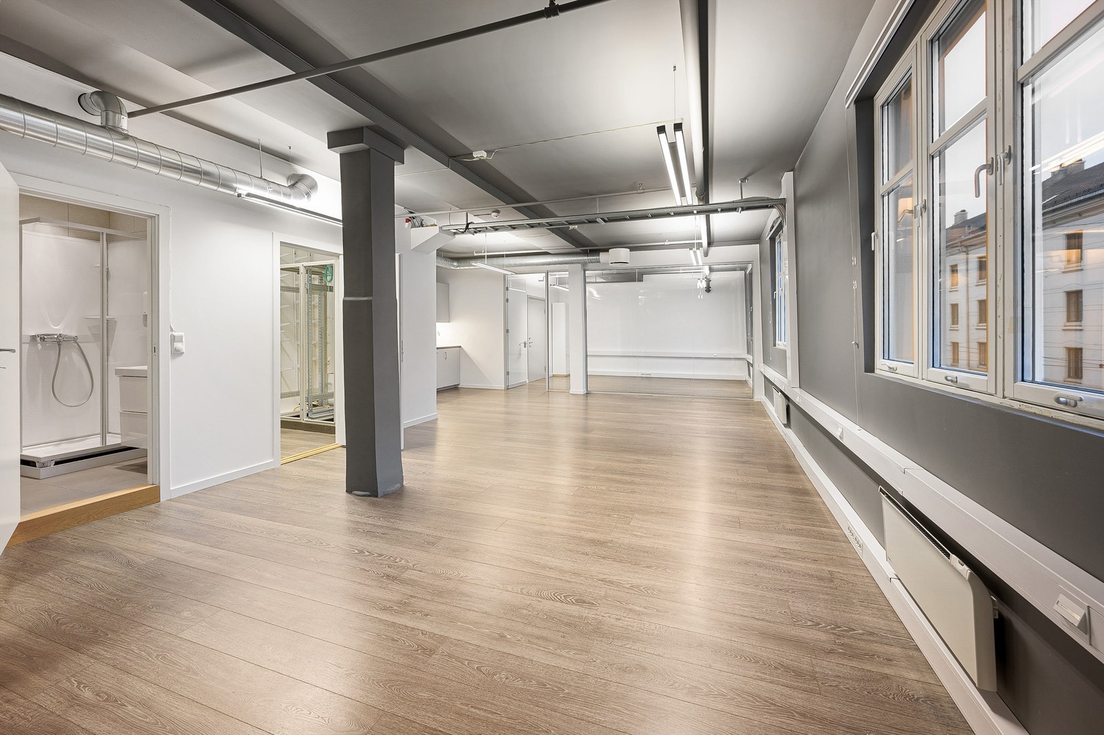 Kontorlandskap / møterom i bakkant Galleribilde