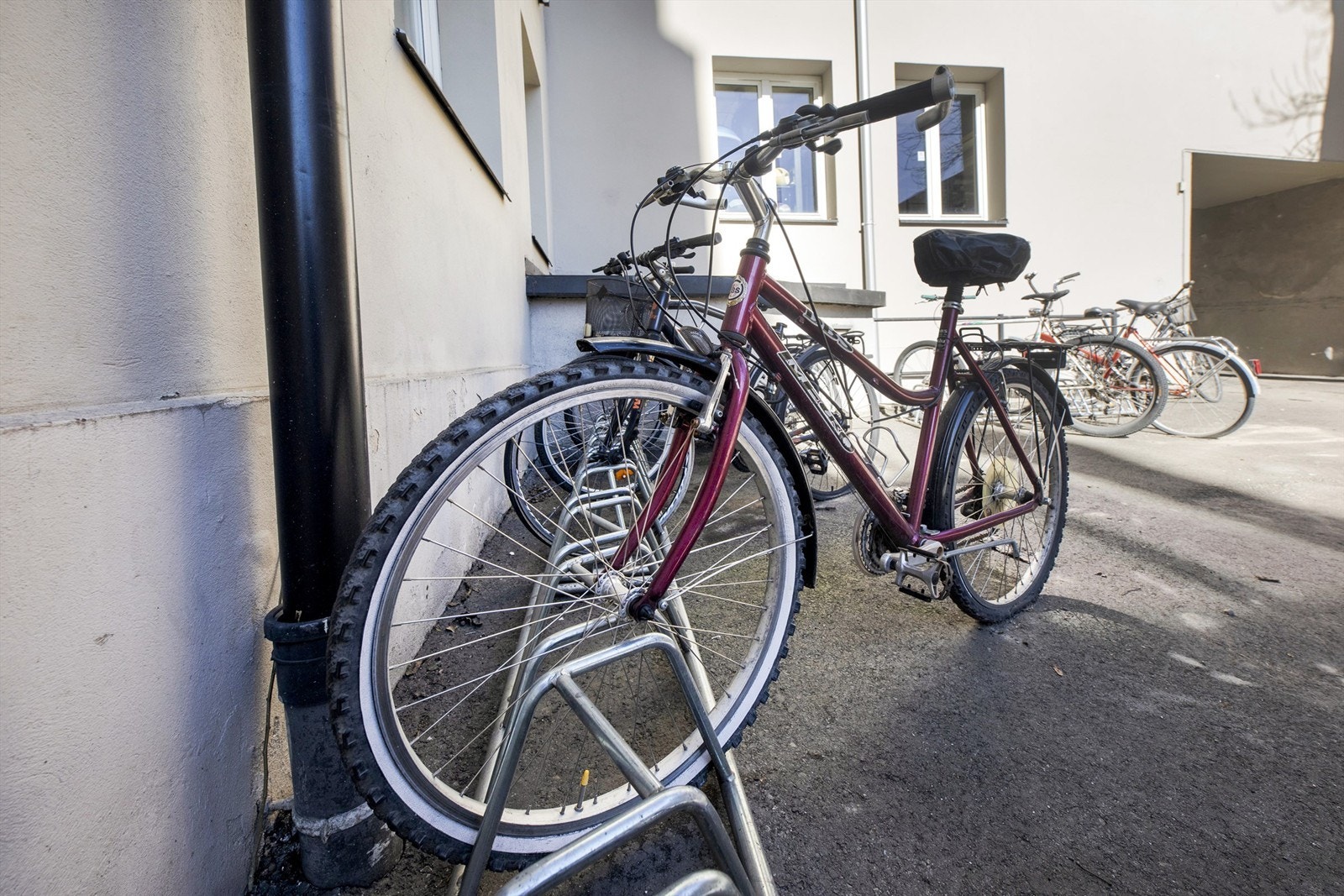 Sykkelparkering i bakgård Galleribilde