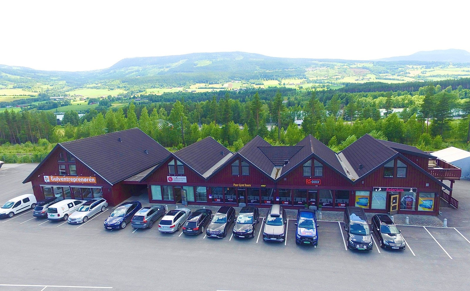 Oversikt av hele bygget. Salgsobjektet er lokalene med oppløft nr 3 og 4 fra venstre. Galleribilde