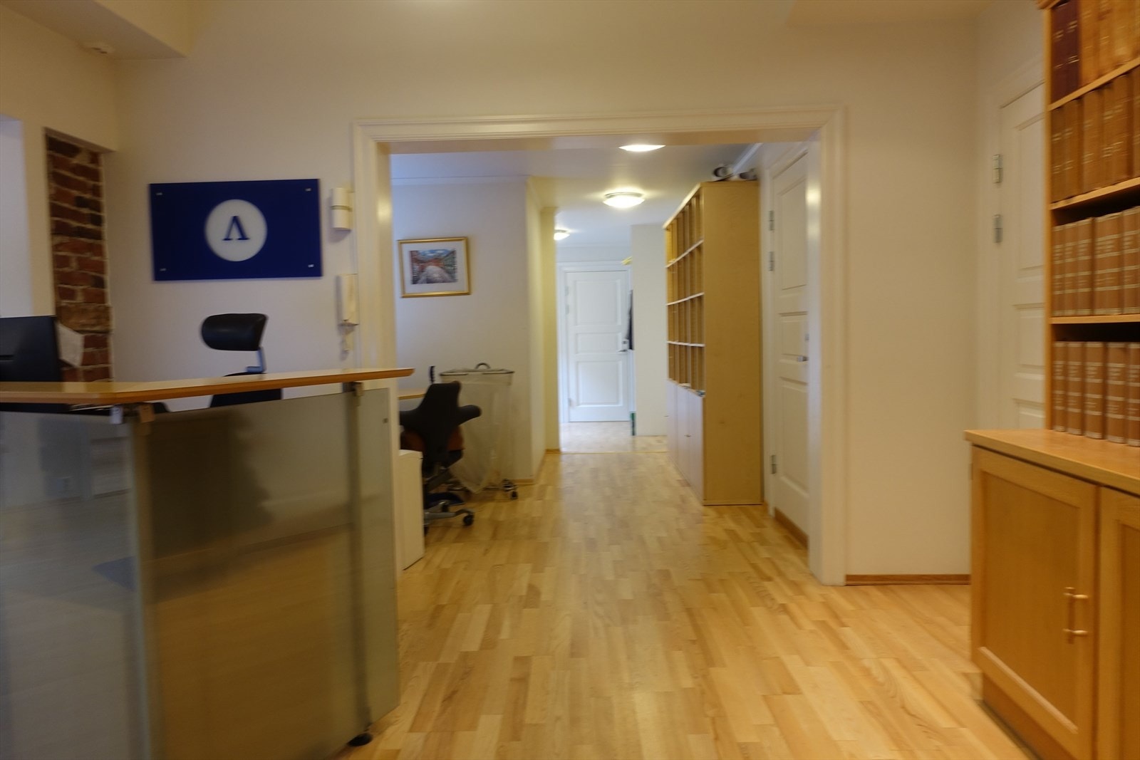 Kontorgang med resepsjon i front.jpg Galleribilde