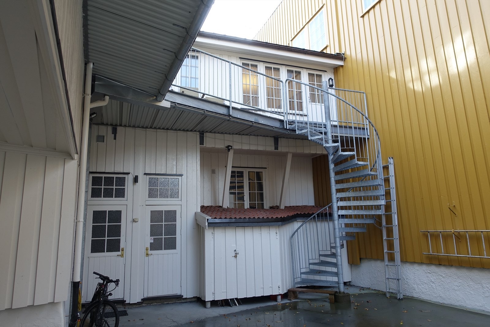 Bakgård med sykkelparkering.jpg Galleribilde