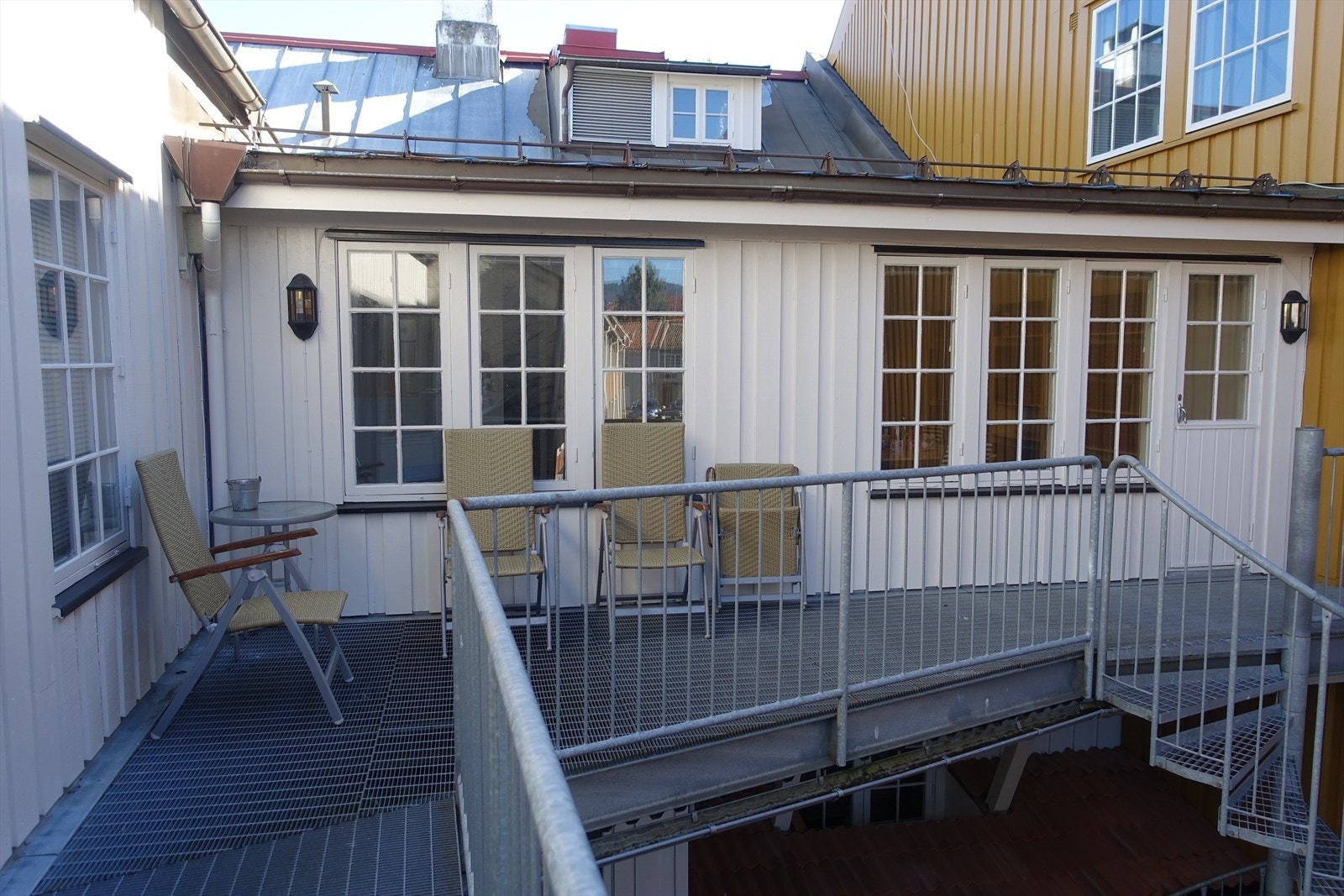 Egen veranda utenfor kontorene mot bakgård..jpg Galleribilde