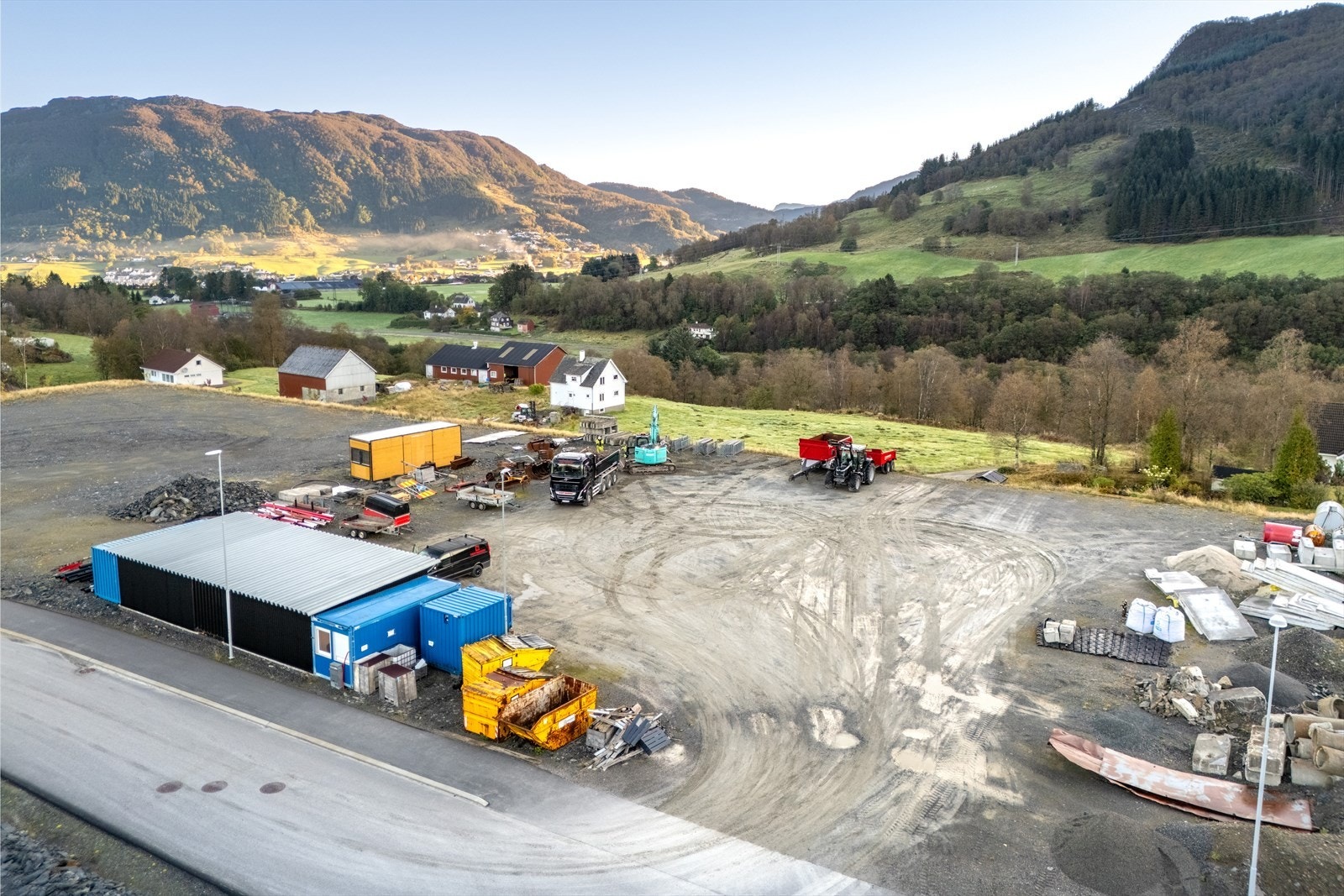 Tomten er detaljregulert til nærings- og industriformål (NF2) og passer for bedrifter innen transport, lager, verksted, produksjon, bygg og anlegg eller plasskrevende handel Galleribilde