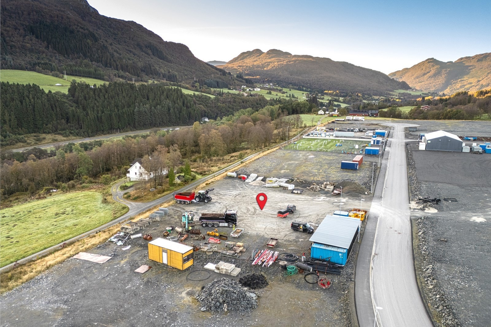 Her får du en fleksibel og bygge klar tomt i Nerheim næringsområde _ strategisk plassert ved E134 i Ølen, særdeles nært den nye planlagte traseen til E134 Galleribilde