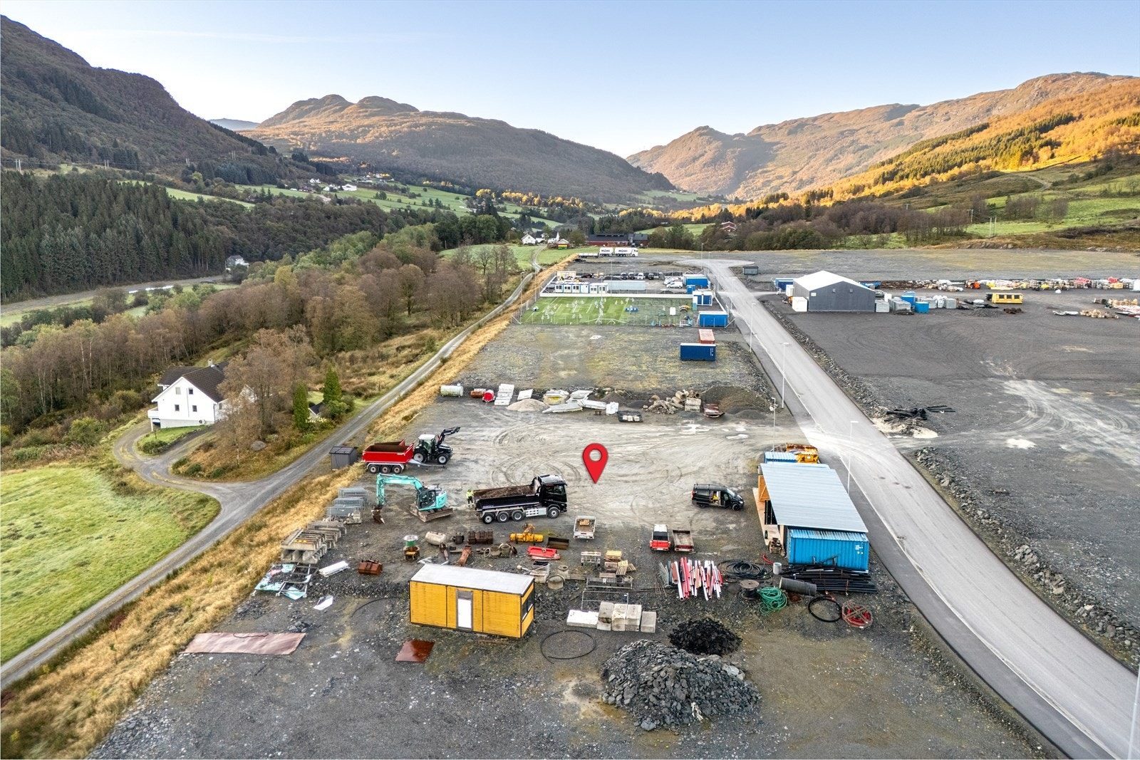 Container med mellombygg som i dag brukes som lager kan følge med om ønskelig. Galleribilde