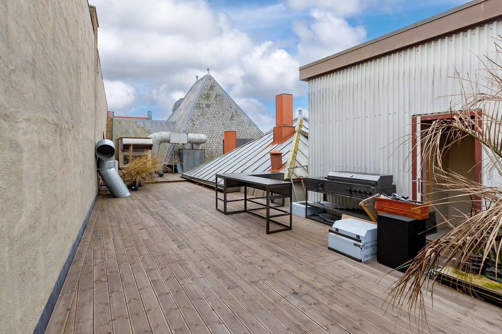 Uteplass på tak tilhørende naboseksjon, men med avtale om bruksrett. Galleribilde